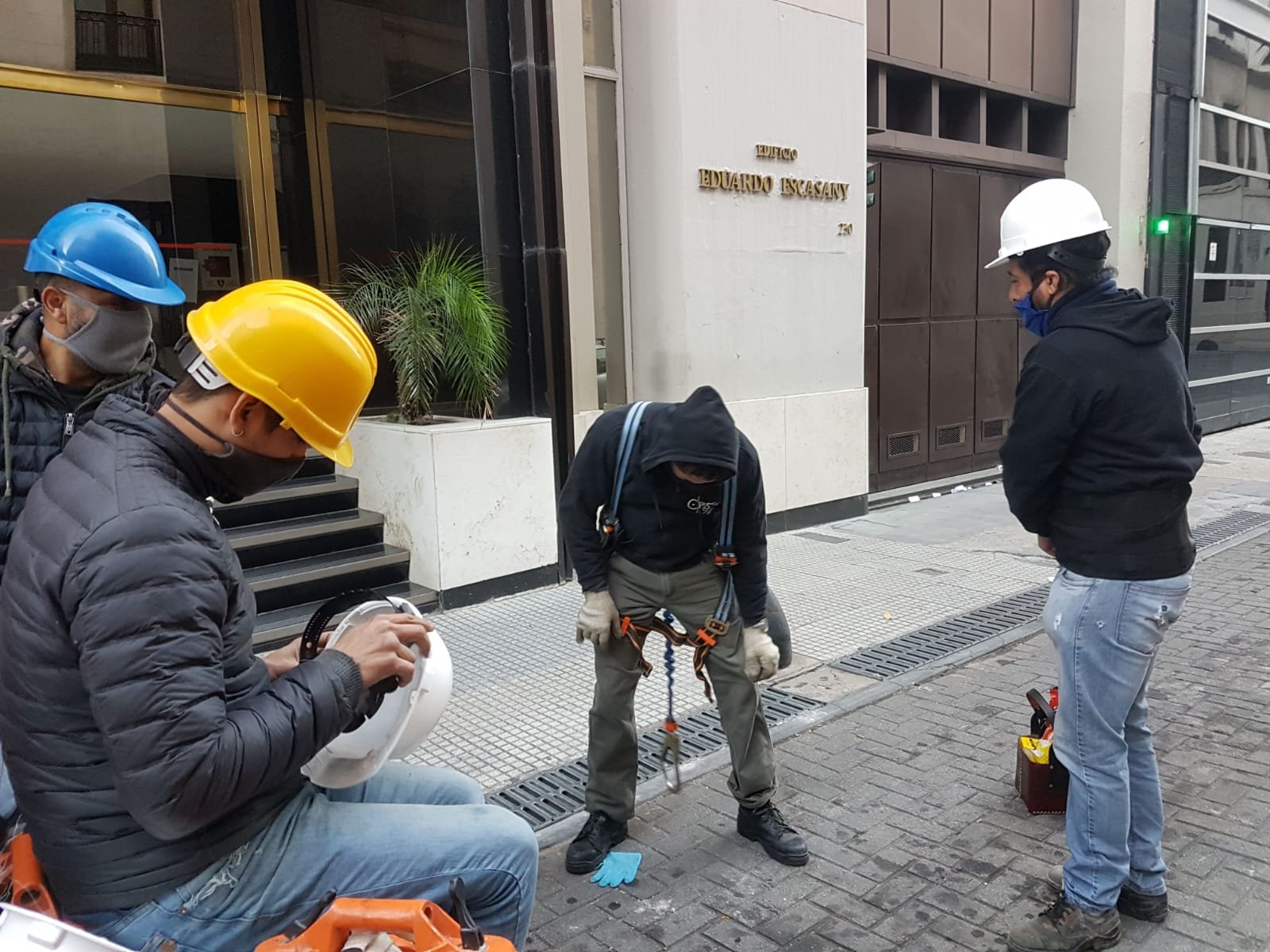 obreros con casco y arnés en obra — proyecto Banco Galicia central, por Cristalcenter, en Buenos Aires