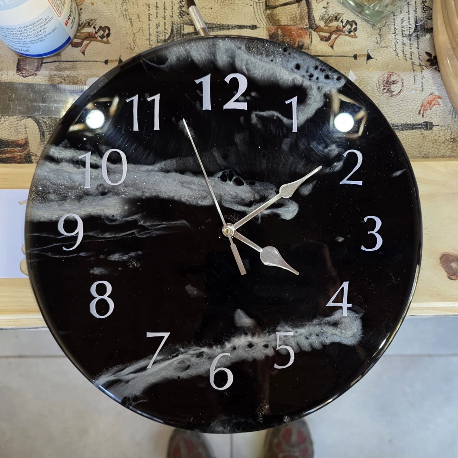 relógio decorativo redondo mármore preto — projeto Reloj de Madera, por ResinaDinaHuapi, em Dina Huapi