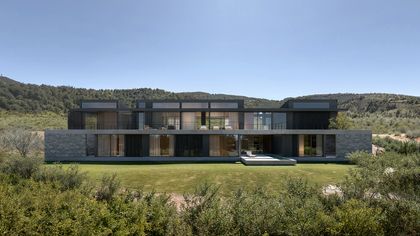 Casa contemporánea con fachada hormigón y madera, jardín natural — proyecto CASA MS, por GMARQ, en San Carlos de Bariloche