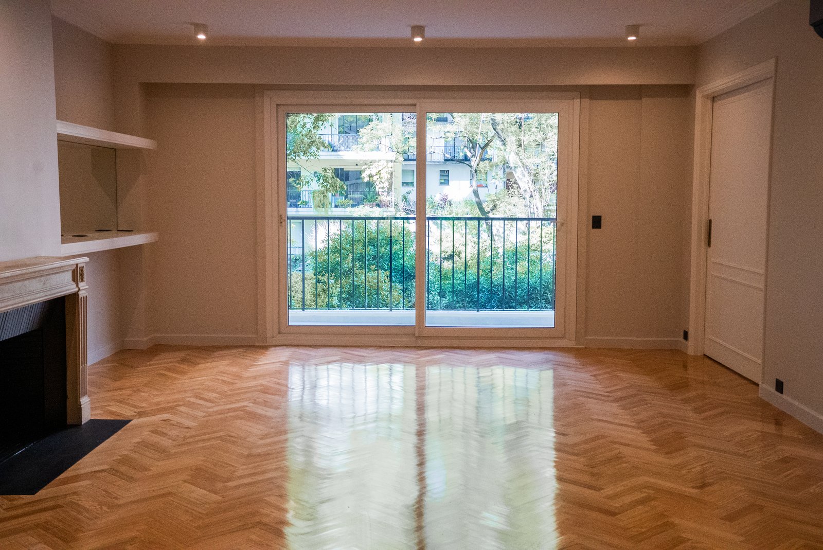 Living comedor moderno con grandes ventanales y piso de madera — proyecto QUINTANA, por ESTUDIO TEZ, en Recoleta