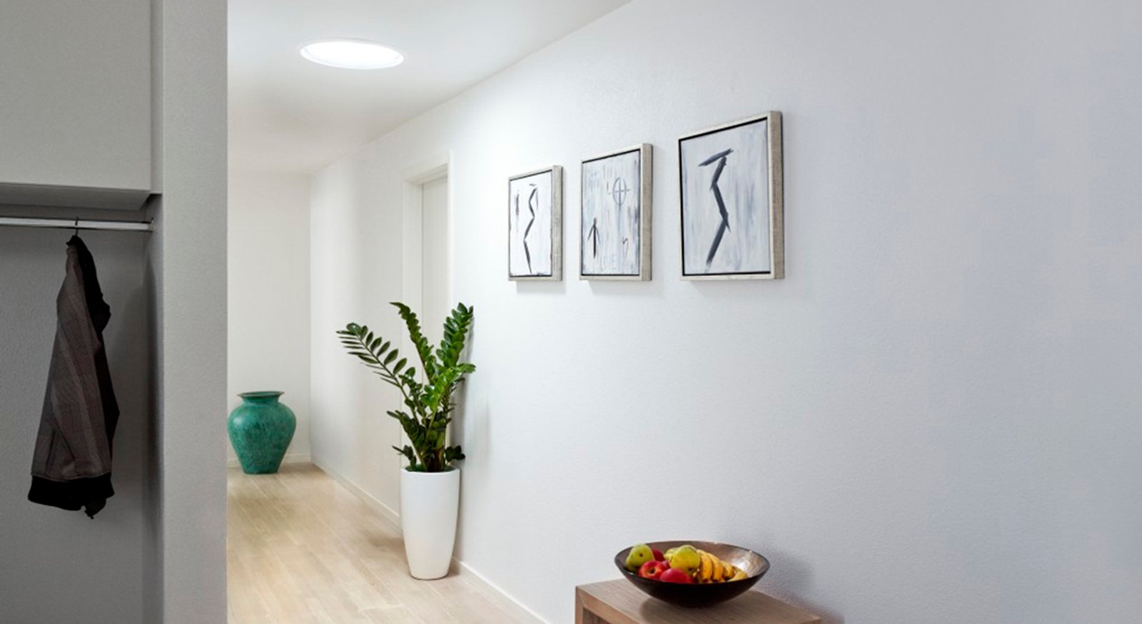 Pasillo moderno con claraboya y arte abstracto — proyecto Pasillo, por VELUX