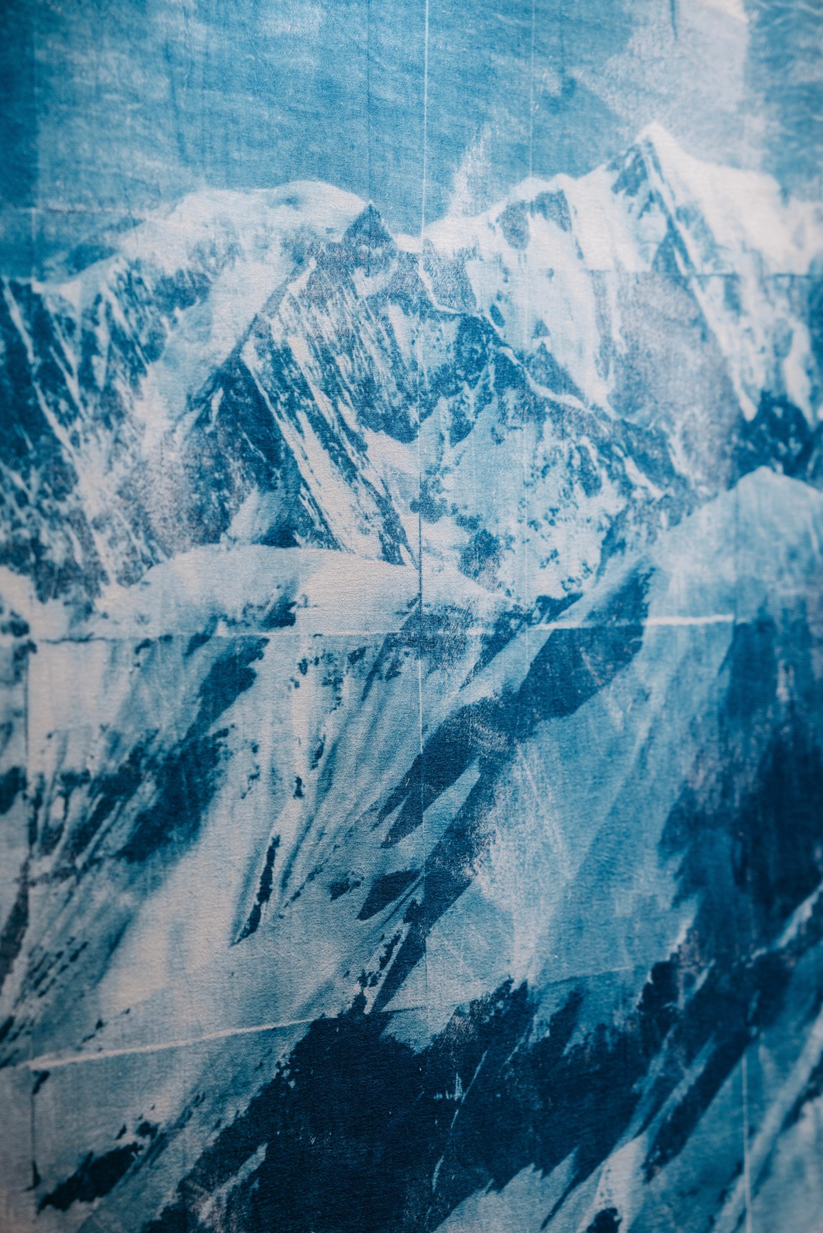paisaje montañoso azul sobre tela — proyecto The Blue Exhibition, por AGUSTINA RUIZ ARTE, en Puerto Madero