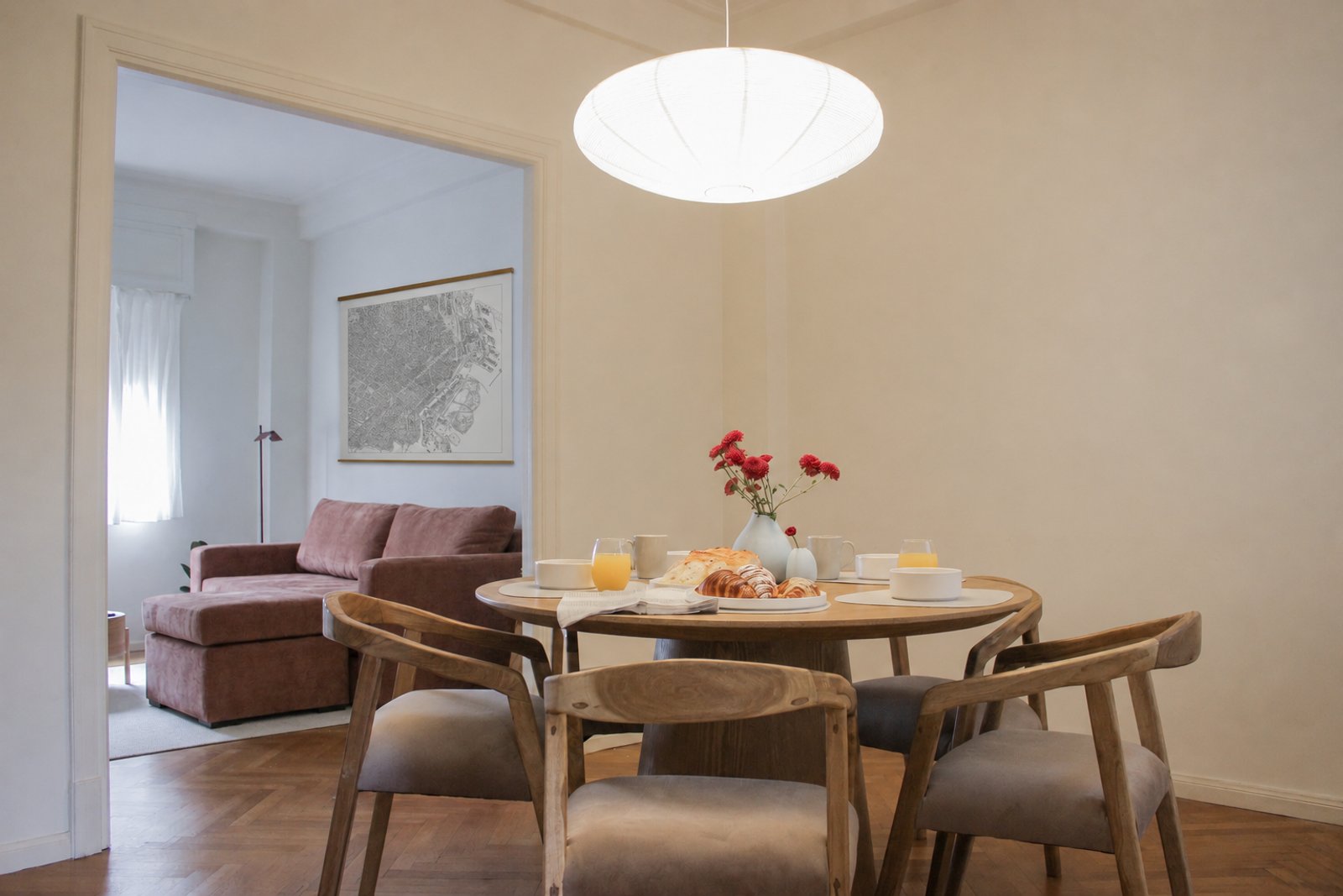Comedor moderno con mesa redonda de madera y sillas grises — proyecto Cordoba 1424, por Arq. Lugar, en Cdad. Autónoma de Buenos Aires