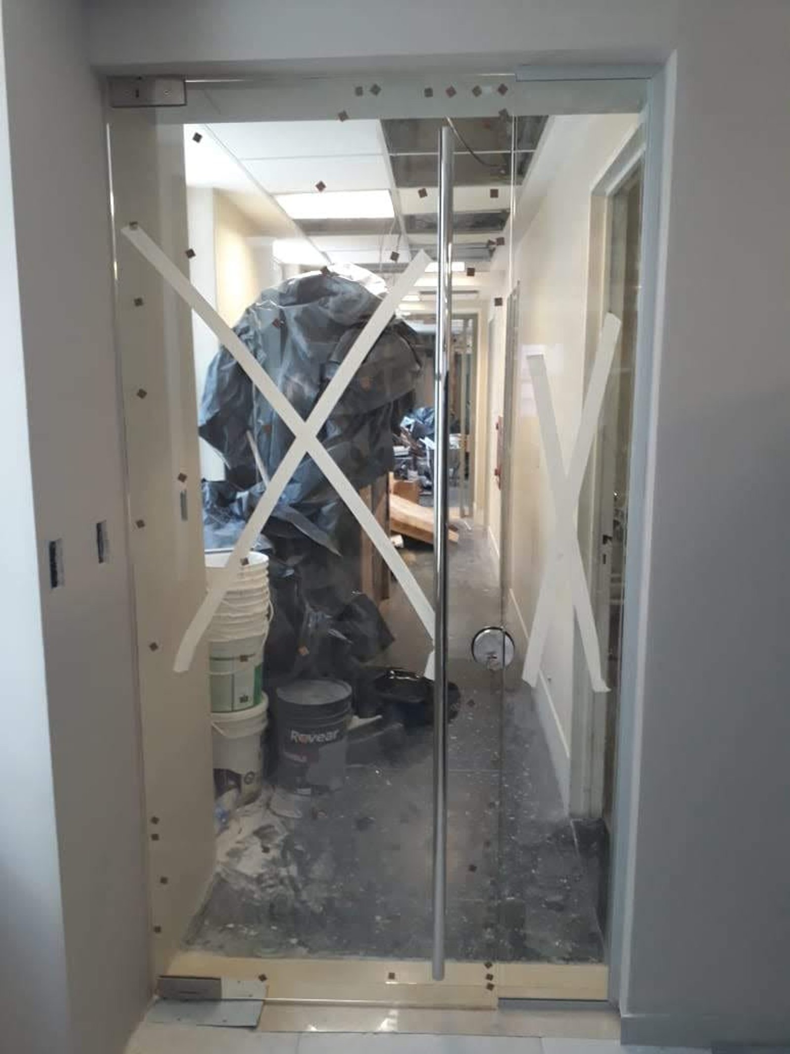 Portas de vidro em corredor comercial em construção — projeto Puerta y paño fijo templado, por Cristalcenter, em Palermo
