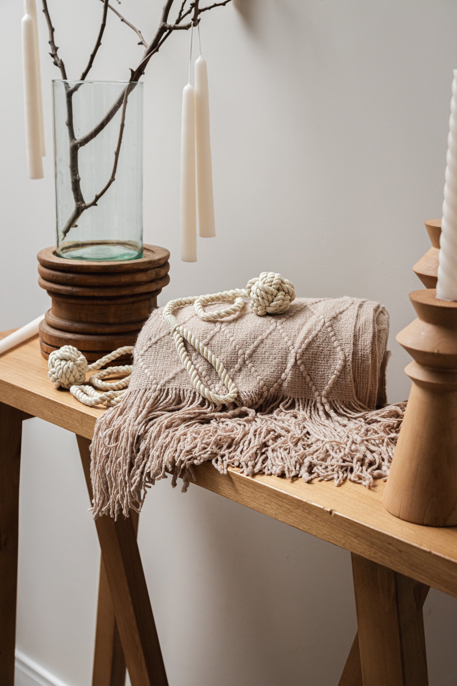 Mesa de pasillo bohemia con tapiz de flecos y velas colgantes — proyecto Styling para Grumsdelg - CBA, por El Marques deco y ambientaciones, en Córdoba