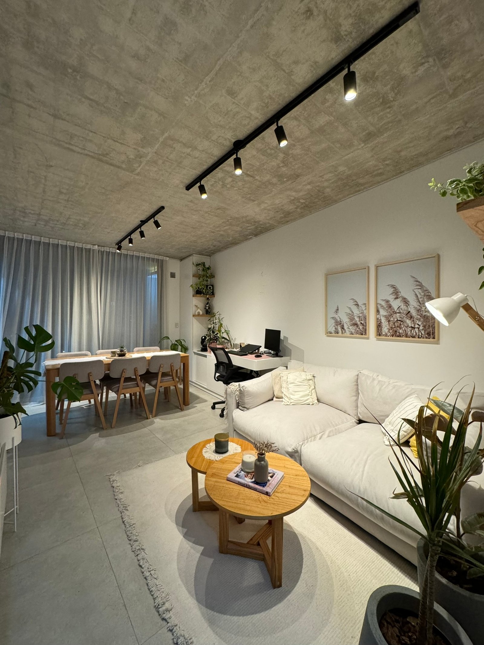 Living comedor moderno con techo de hormigón visto — proyecto Estado de Israel, por MDBK Arquitectura, en Caballito