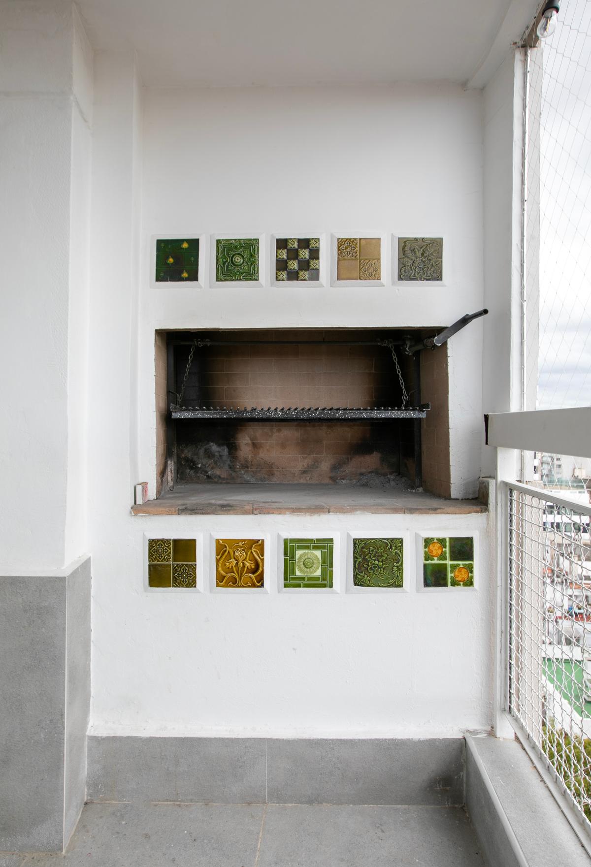 Área de churrasqueira em varanda com azulejos decorativos — projeto Obra Araoz A, por Arq. Lourdes Yarade Saravia, em Buenos Aires