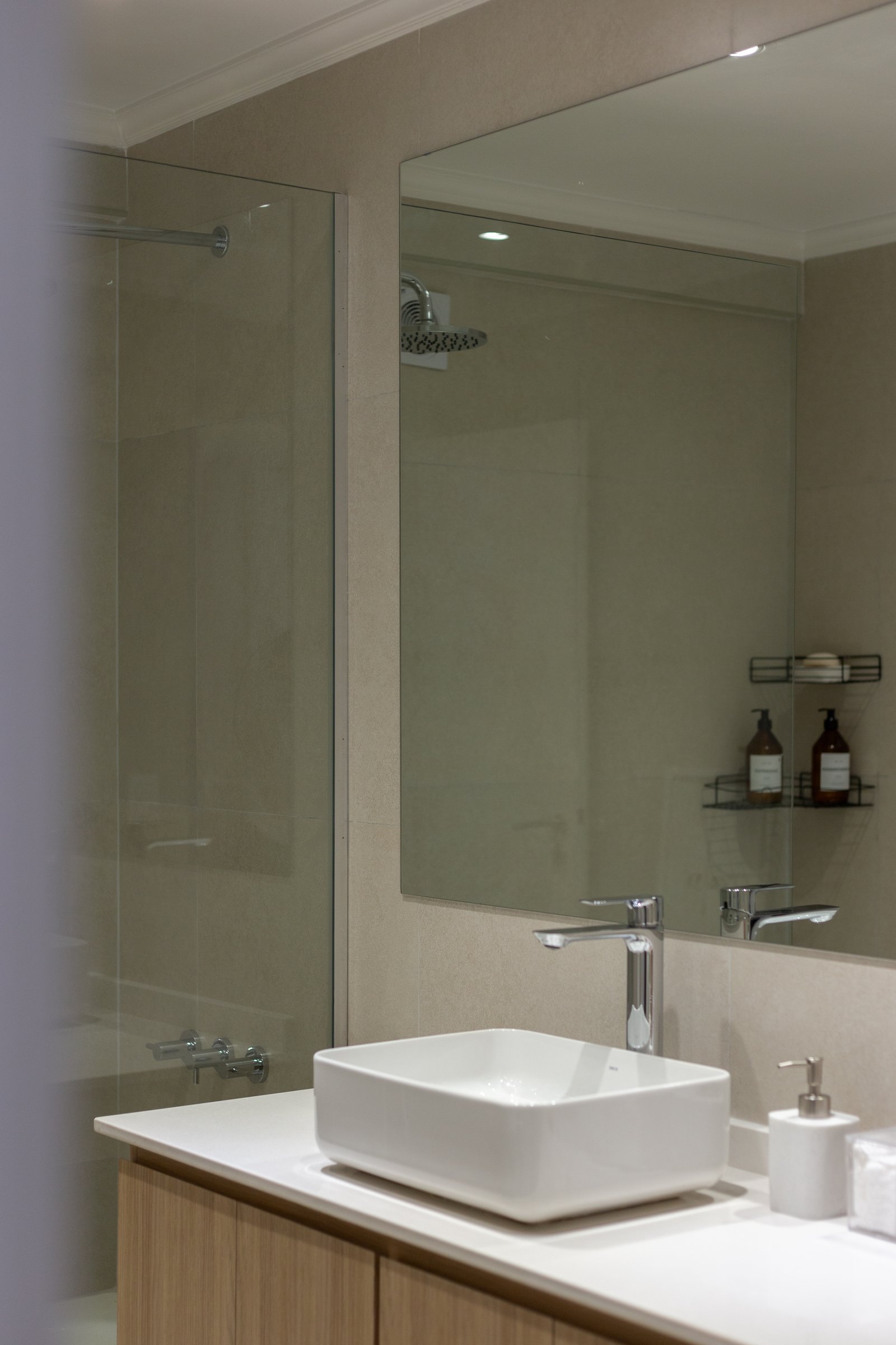 Baño moderno con lavabo de vessel blanco y espejo grande — proyecto Gascón, por Martina Kleinert, en Caballito