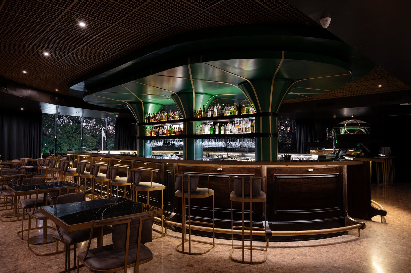 Bar moderno con barra curva y luces colgantes — proyecto PRESIDENTE BAR HIPODROMO, por AB ARQUITECTURA, en San Isidro