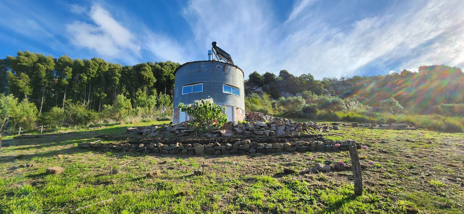 Casa-silo industrial en montaña con paneles solares — proyecto Reserva Naural Paititi, por Estudio Rifahi, en Sierra de los Padres