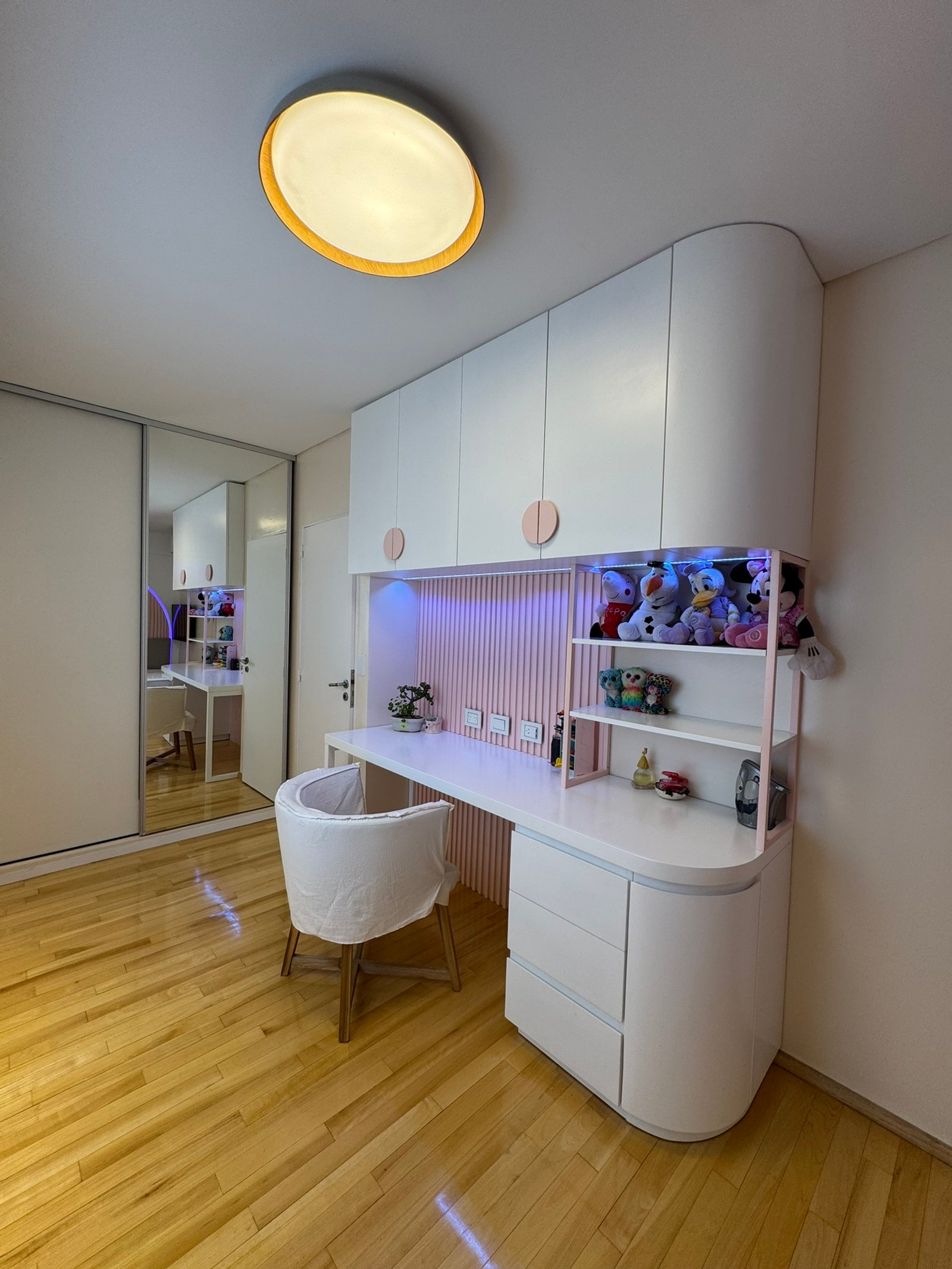 Oficina moderna con escritorio curvo blanco y silla tapizada — proyecto Mendoza, por MDBK Arquitectura, en Belgrano