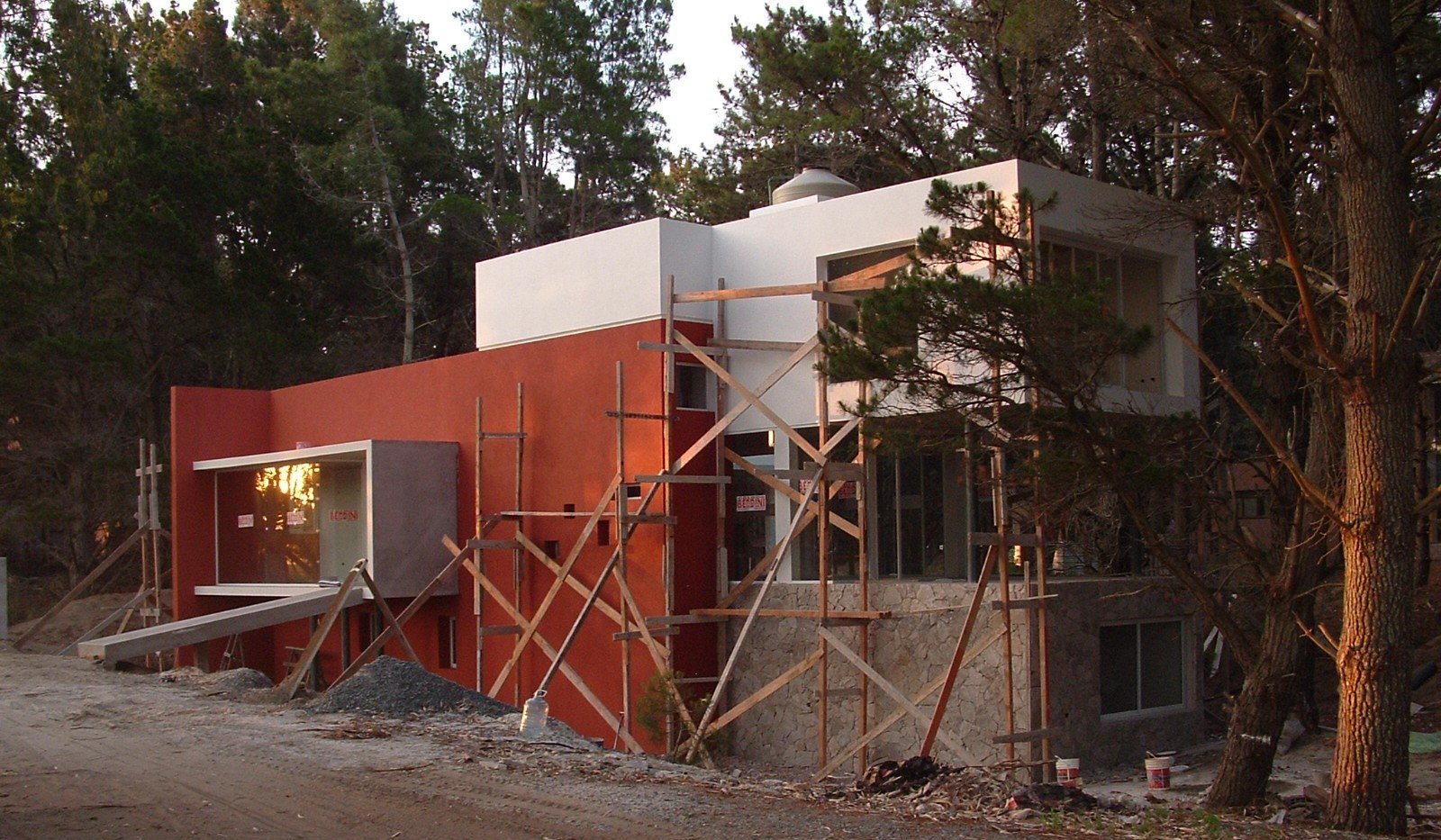 fachada moderna en construcción con andamios — proyecto villa del puente, por GJF estudio, en Costa del Este