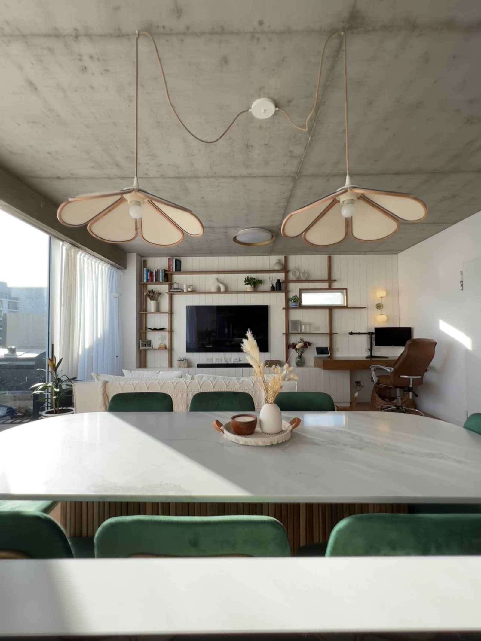 Comedor y living moderno con techo de hormigón y sillas verdes — proyecto Velasco, por MDBK Arquitectura, en Villa Crespo