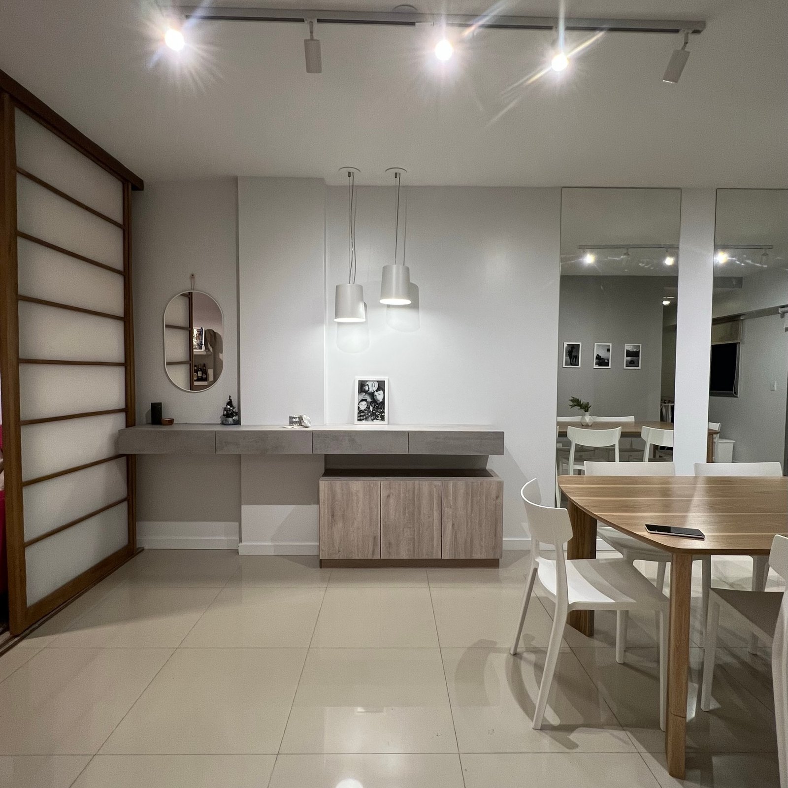 Living comedor moderno con muebles de madera y iluminación cálida — proyecto Epuyen II, por MDBK Arquitectura, en Caballito