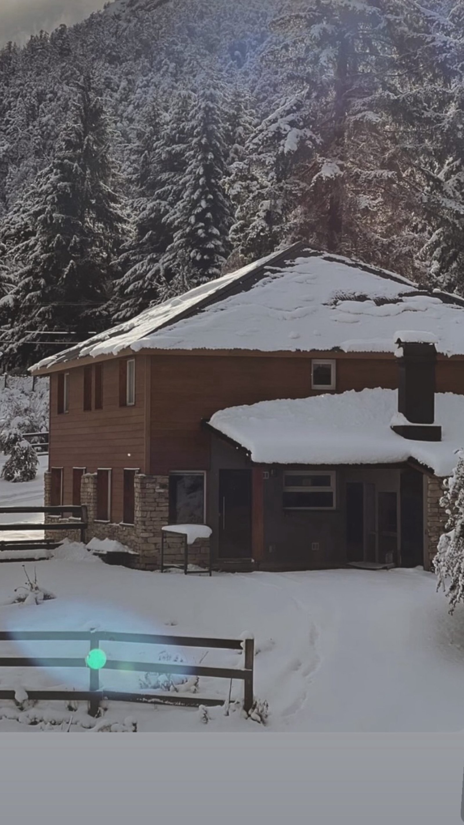 chalé rústico na montanha coberto de neve — projeto La Pampita, por Arquitecta Grace Overgaard, em Lago Gutiérrez