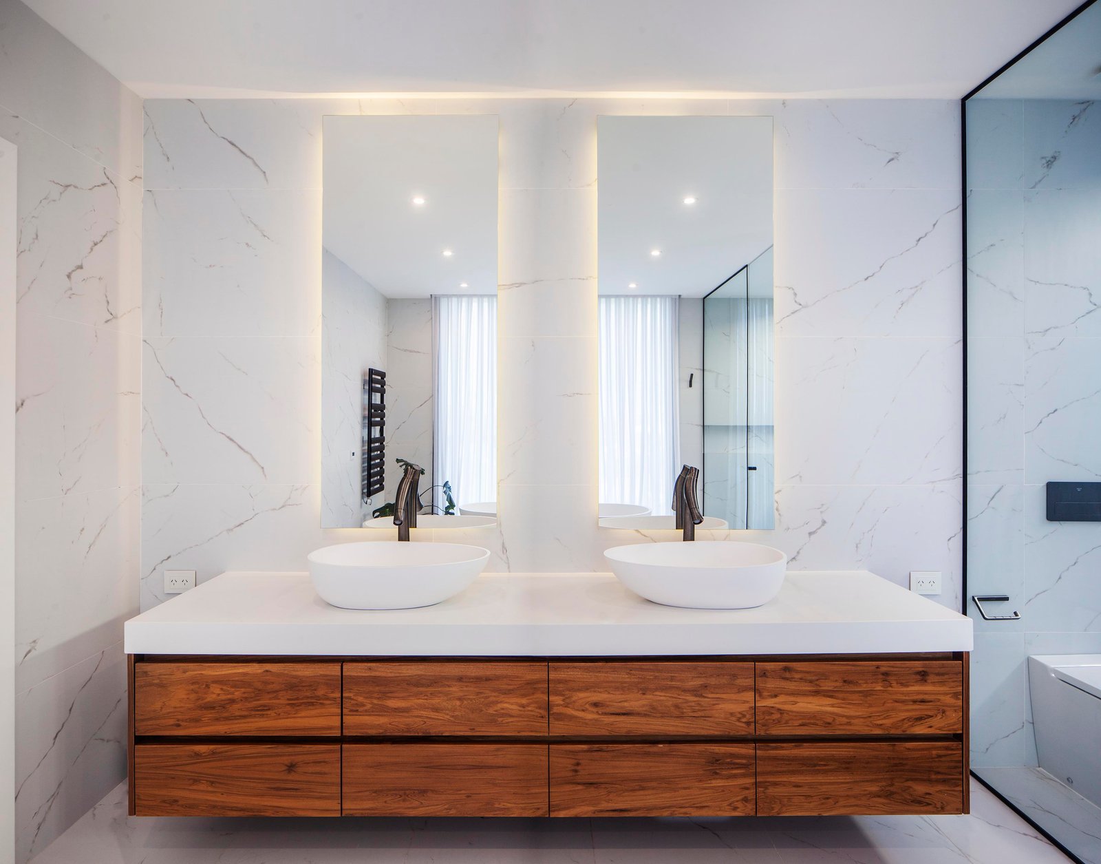 baño moderno con dos bachas y revestimiento de mármol — proyecto CASA C313, por A'PRIMA - Arquitectura Sustentable, en Provincia de Buenos Aires