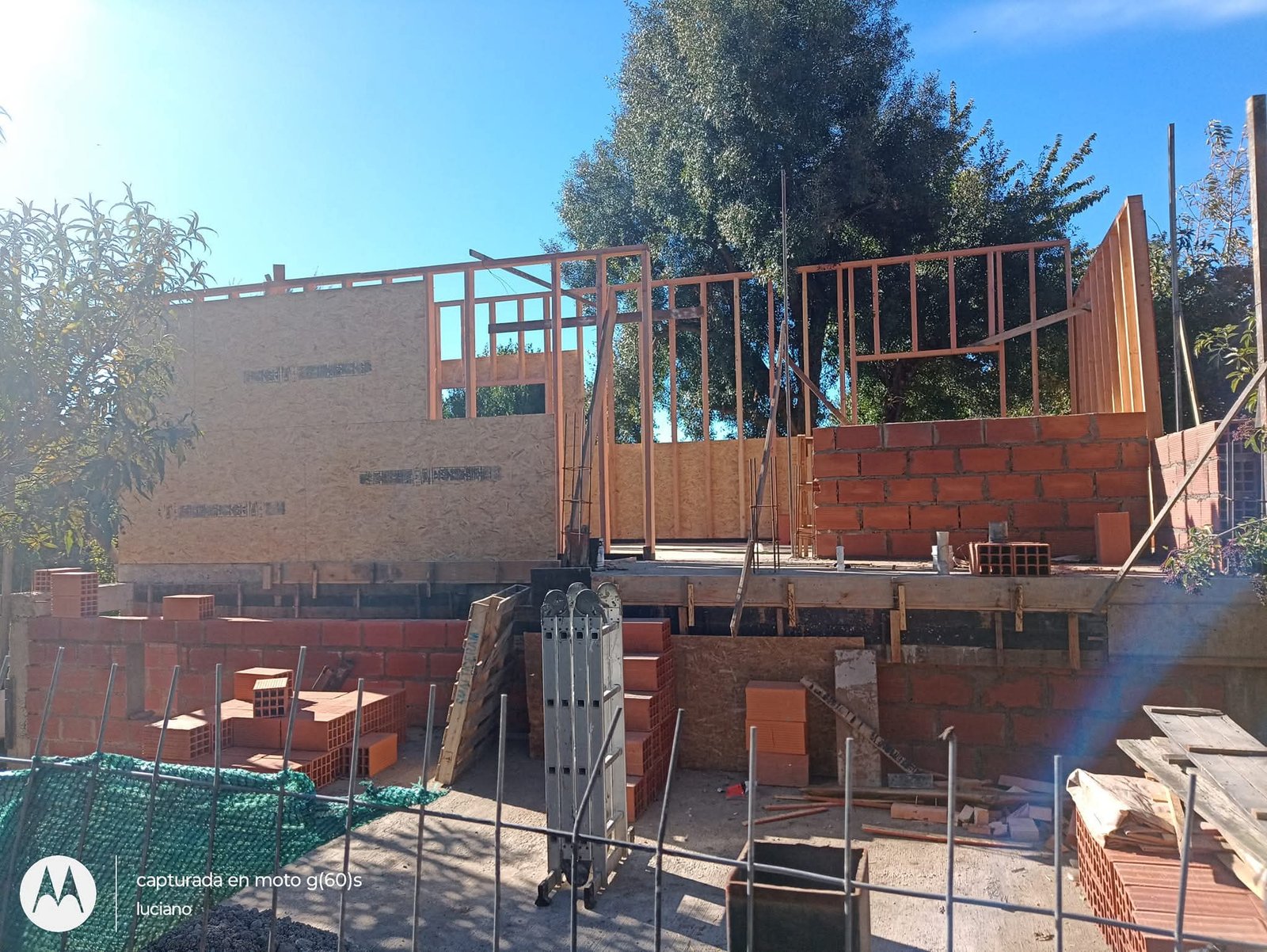 Fachada de casa en construcción con ladrillos y madera — proyecto Obra Jauretche , por LP reformas y refacciones , en Melipal