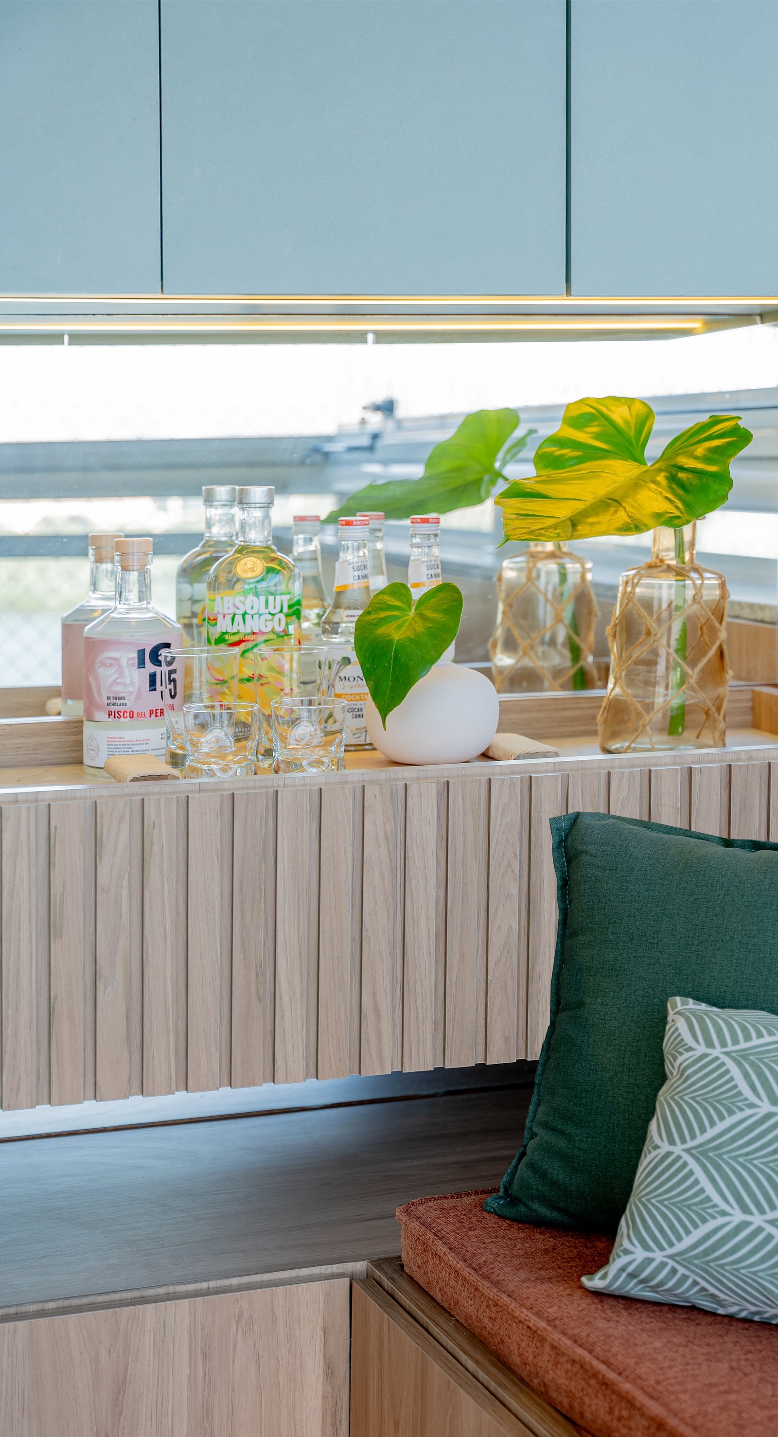 cocina moderna con barra de madera y asientos decorativos — proyecto Projeto TI, por Felipe Rohen, en Rio de Janeiro