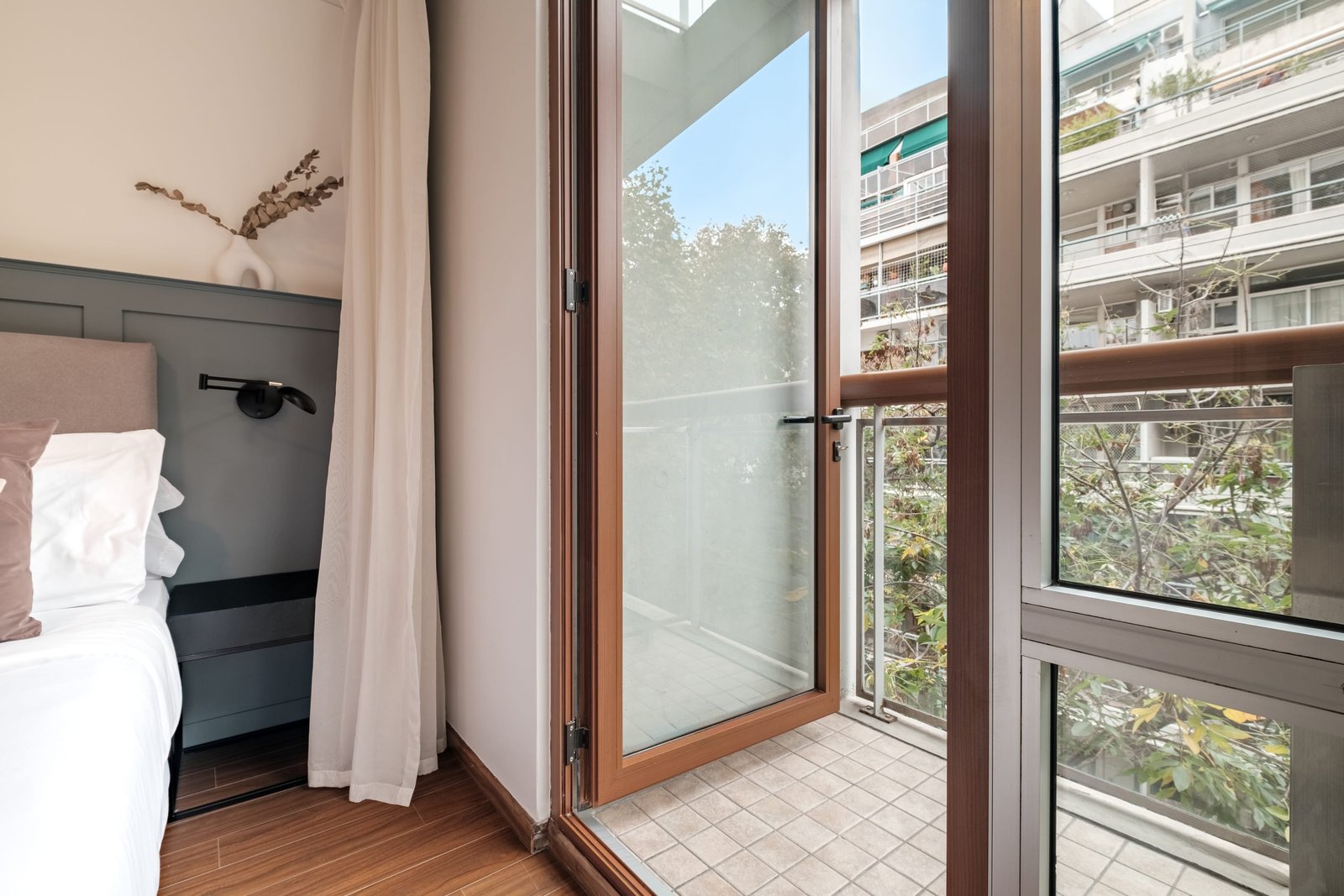 Dormitorio con balcón y vista urbana — proyecto decoracion thames // atlanticoarqs, por atlantico arqs, en Palermo Soho