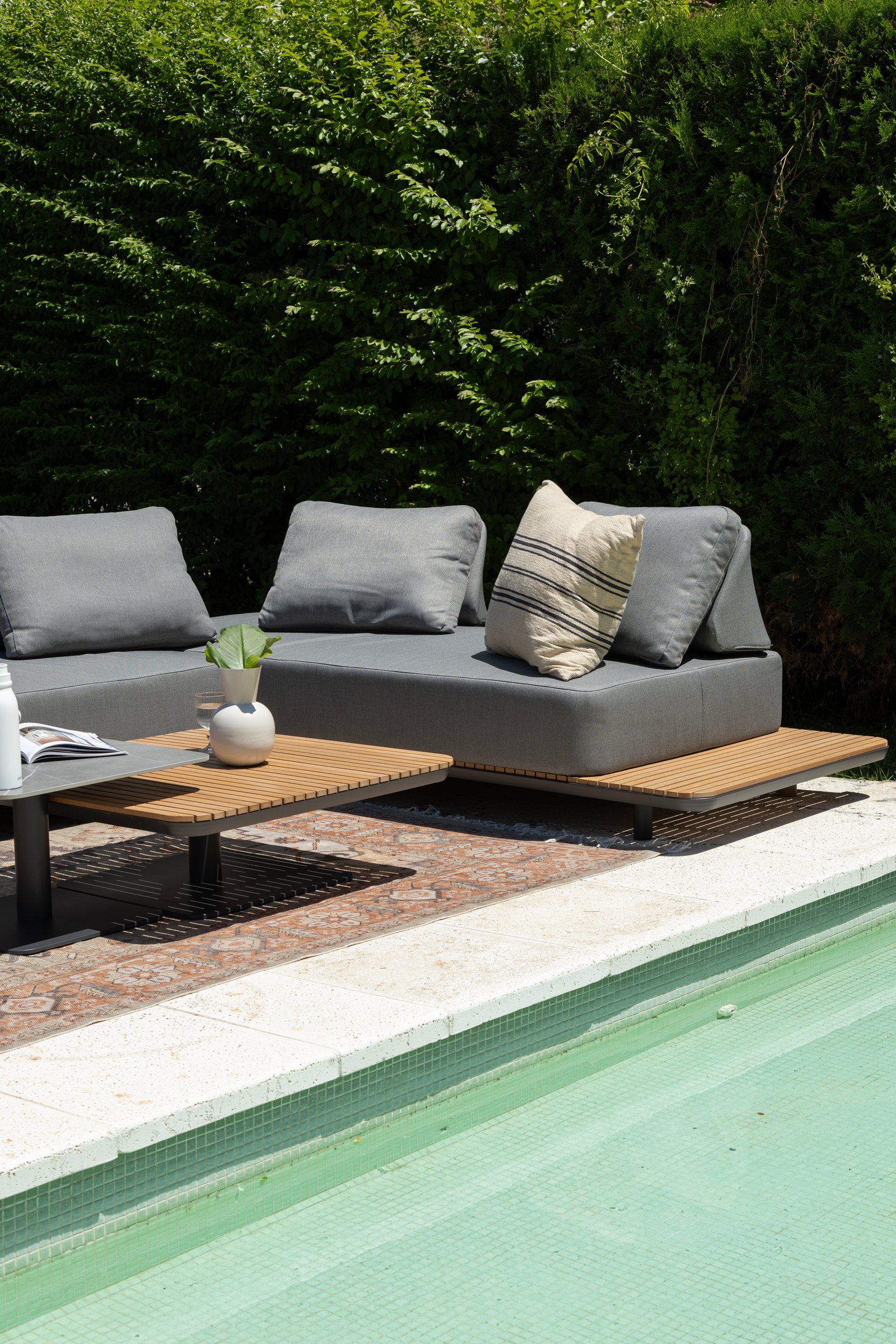 Sala de estar externa moderna ao lado da piscina com sofá modular cinza — projeto Nuevos diseños de Muebles de Exterior, por DESDE ASIA, em Malabia 1359