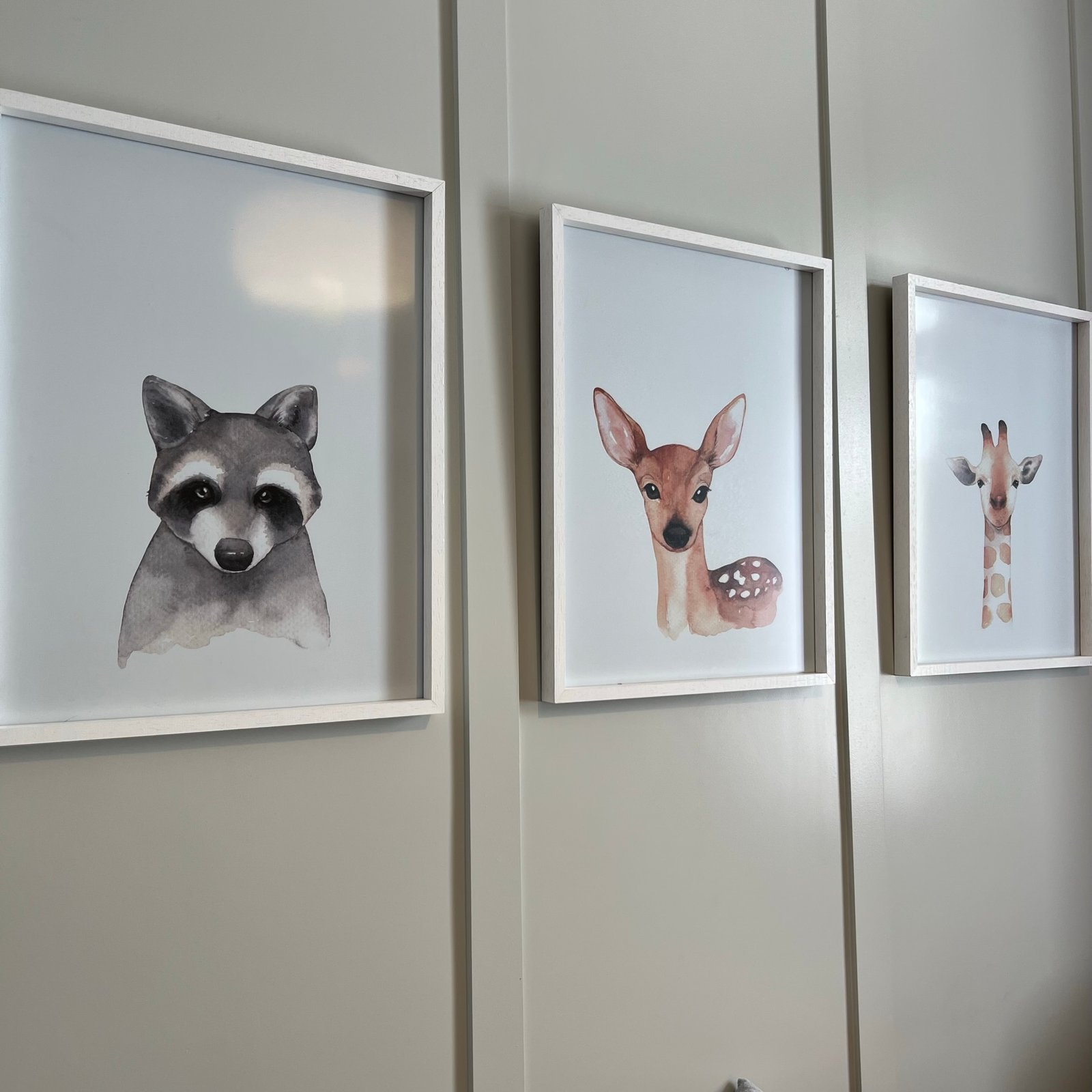 pasillo moderno con cuadros de animales — proyecto Cranwell, por MDBK Arquitectura, en Flores