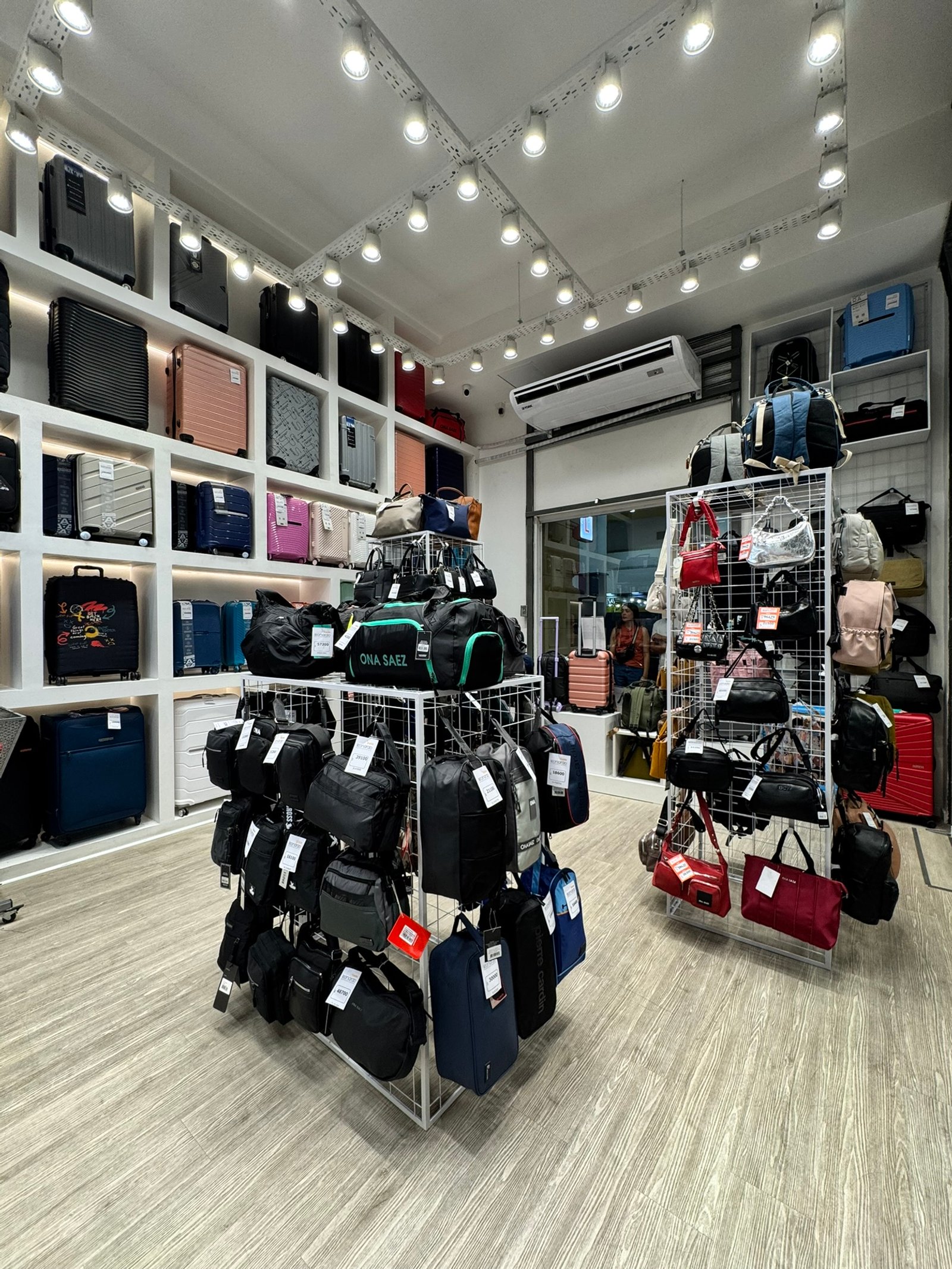 Tienda de maletas y bolsos con exhibidores metálicos — proyecto Leonardo Marroquinería, por MDBK Arquitectura, en Balvanera