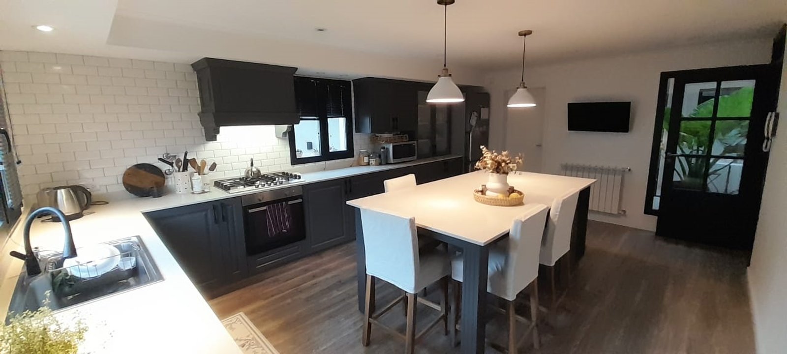 Cozinha moderna industrial com ilha e sala de jantar — projeto Casa FF, por Forma, em Balcarce