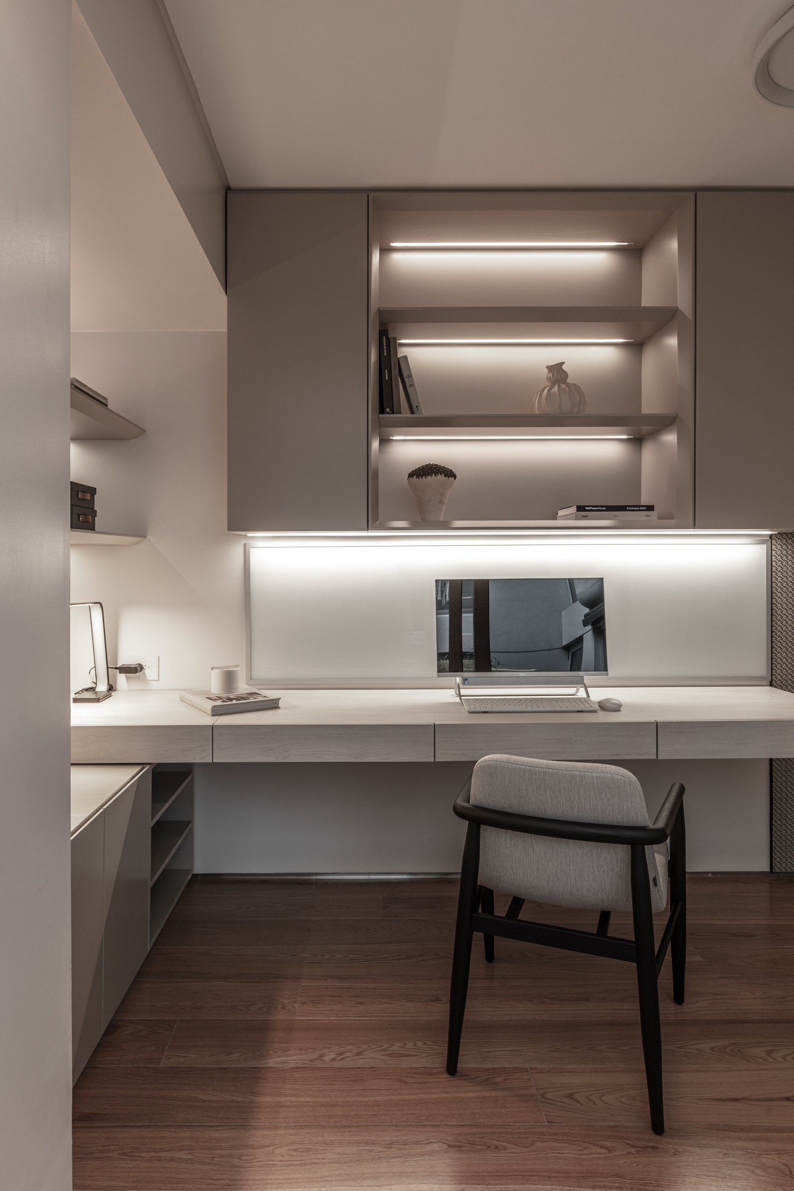 Oficina moderna con escritorio flotante y luz indirecta — proyecto Donna Fiore | Sobrio & sofisticado | Sober & Sophisticated | Lucia Quinteros, por Ren Studio, en Provincia de Bue