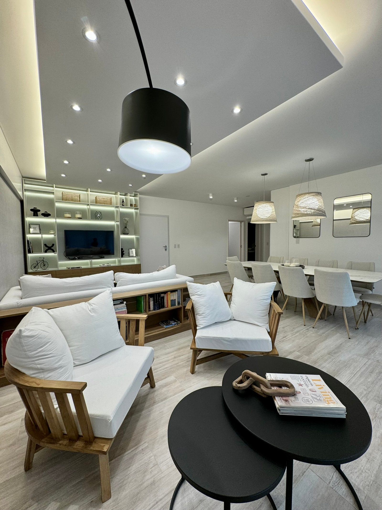 Living y comedor moderno con sillones blancos, madera clara y estanterías — proyecto Frias, por MDBK Arquitectura, en Villa Crespo