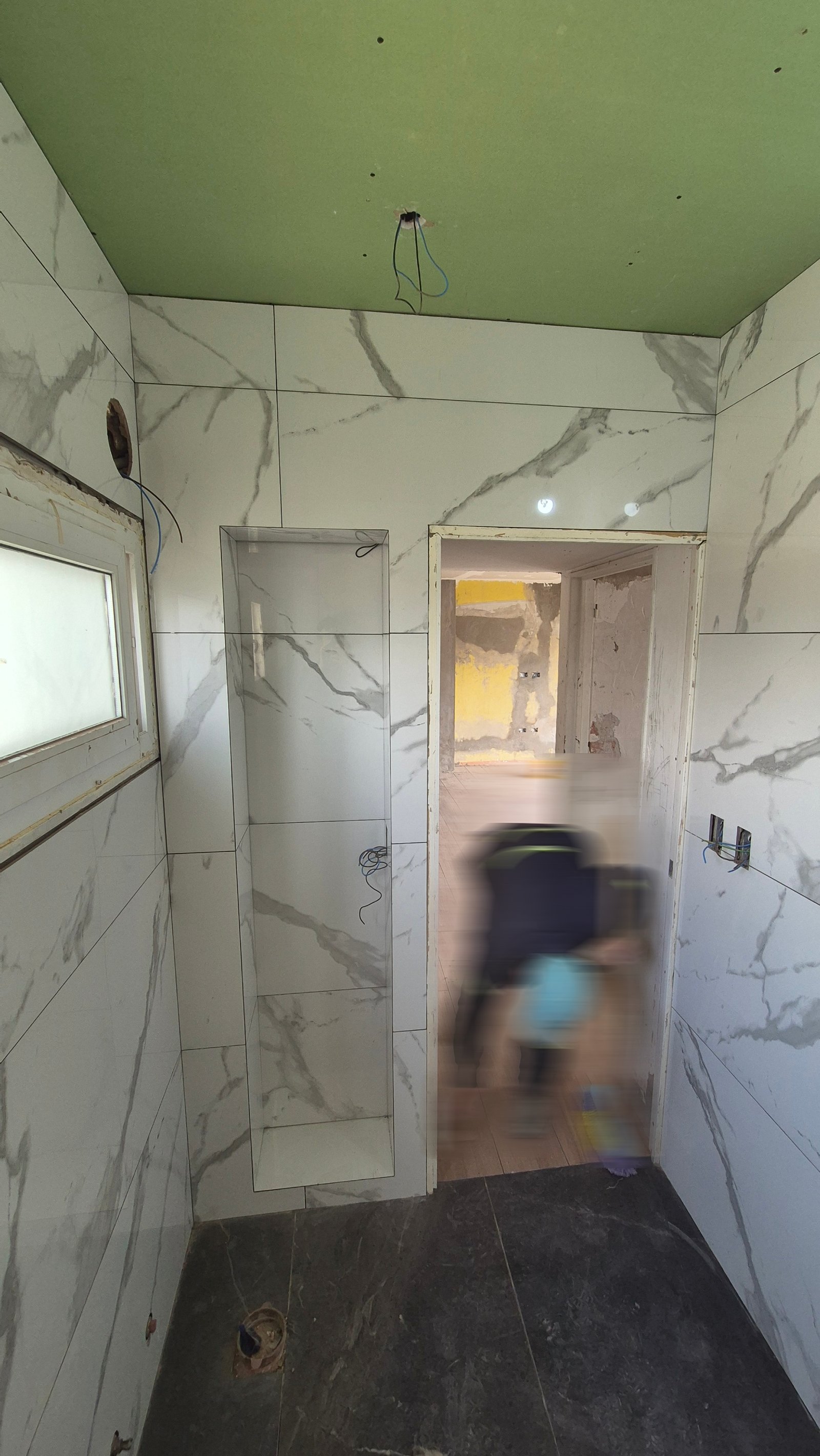 Baño en construcción con azulejos de mármol y techo verde — proyecto Baño - Remodelación Soho, por RenovArqui, en Palermo