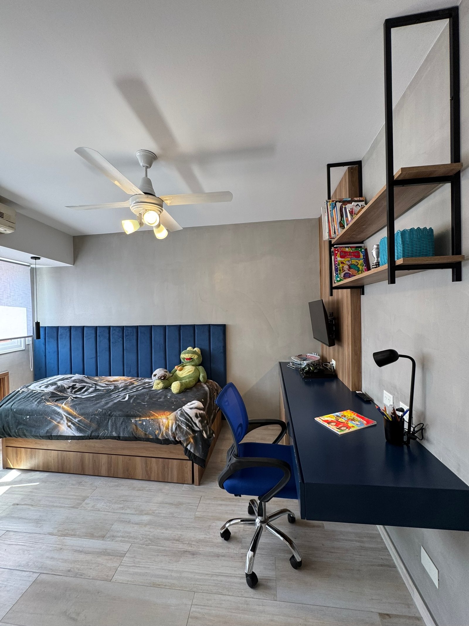 Dormitorio moderno con cama azul, escritorio flotante y estanterías industriales — proyecto Apolinario, por MDBK Arquitectura, en Villa Crespo