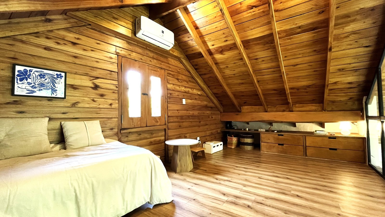 Quarto rústico com vigas de madeira aparentes — projeto Casa Moctezuma (Mar del Plata) German Salas arquitectura, por German Salas arquitectura - San Isidro, em Mar del Plata