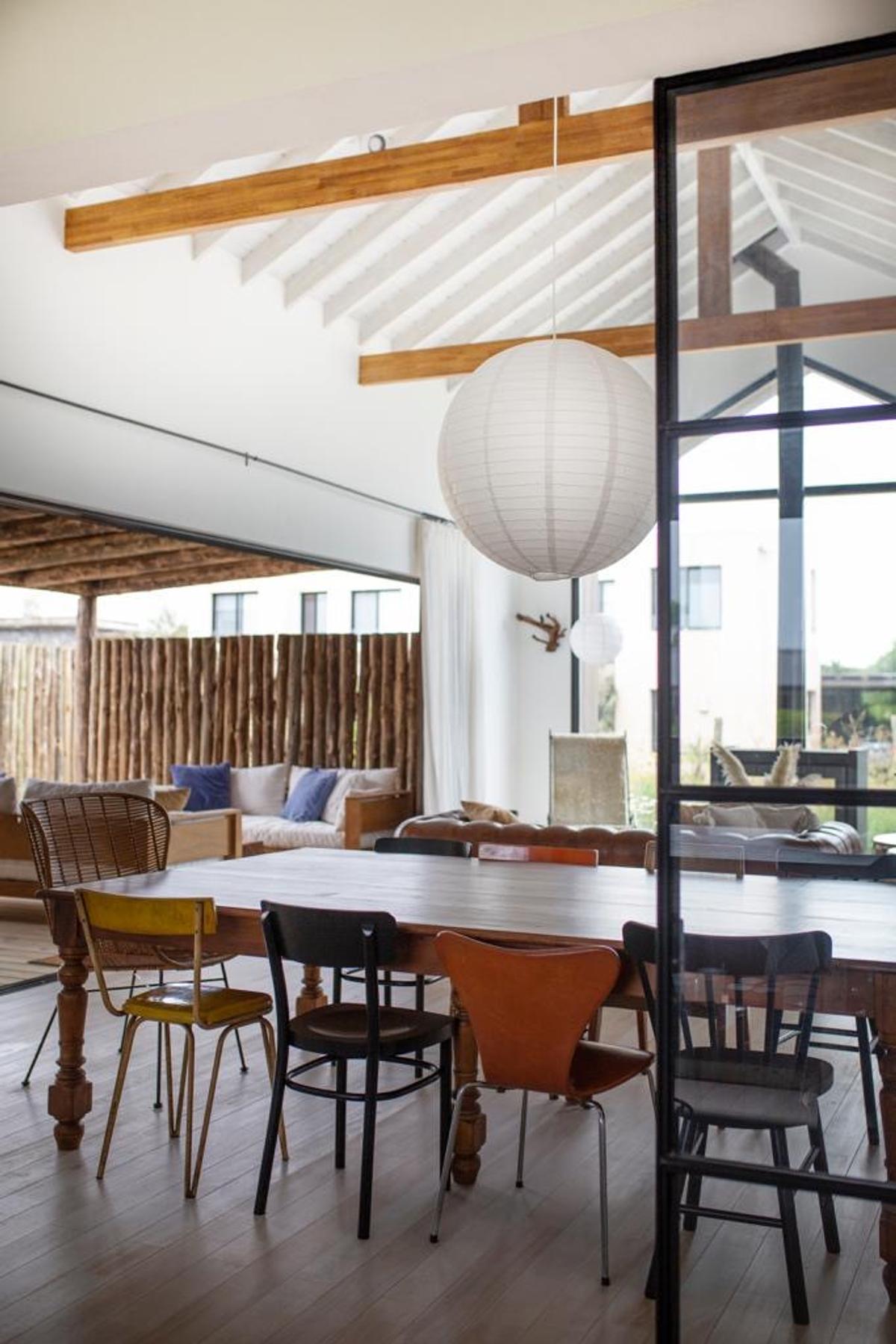 Comedor con color predominante Beige del Proyecto JI 103 por Estudio Diez Muzzio