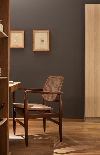Oficina minimalista con sillón de diseño y arte en pared gris — proyecto Casa COR Pernambuco 2014 - Loft, por André Caricio