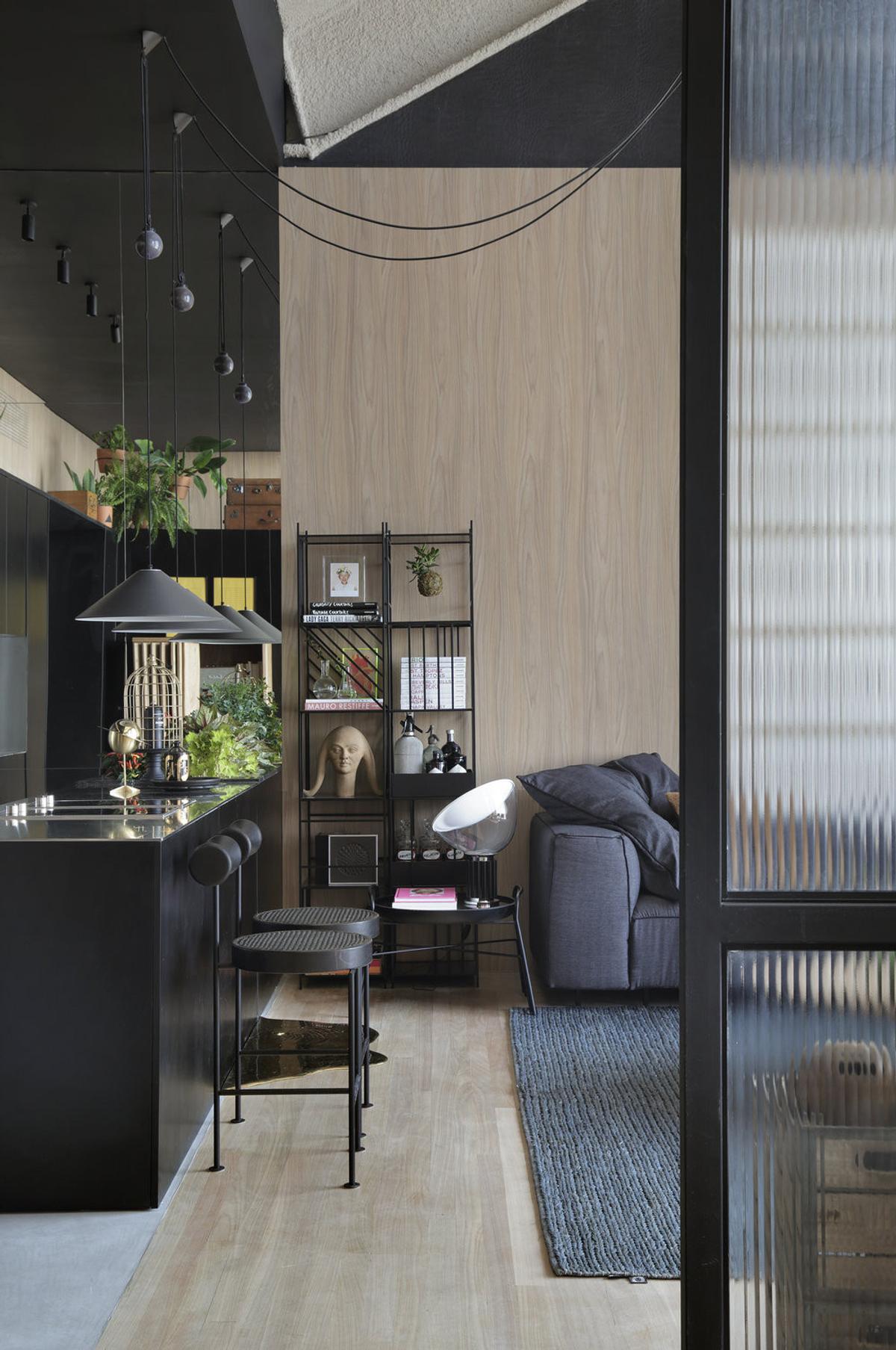 Sala Estilo Industrial com cor predominante Castanho do Projeto Casa COR 2017 por Studio Ro-ca