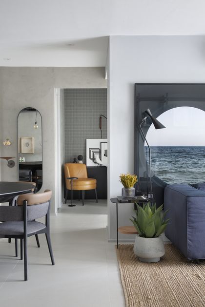 dormitorio minimalista con cama y vista al mar — proyecto Decorado Latitud, por Studio Ro-ca