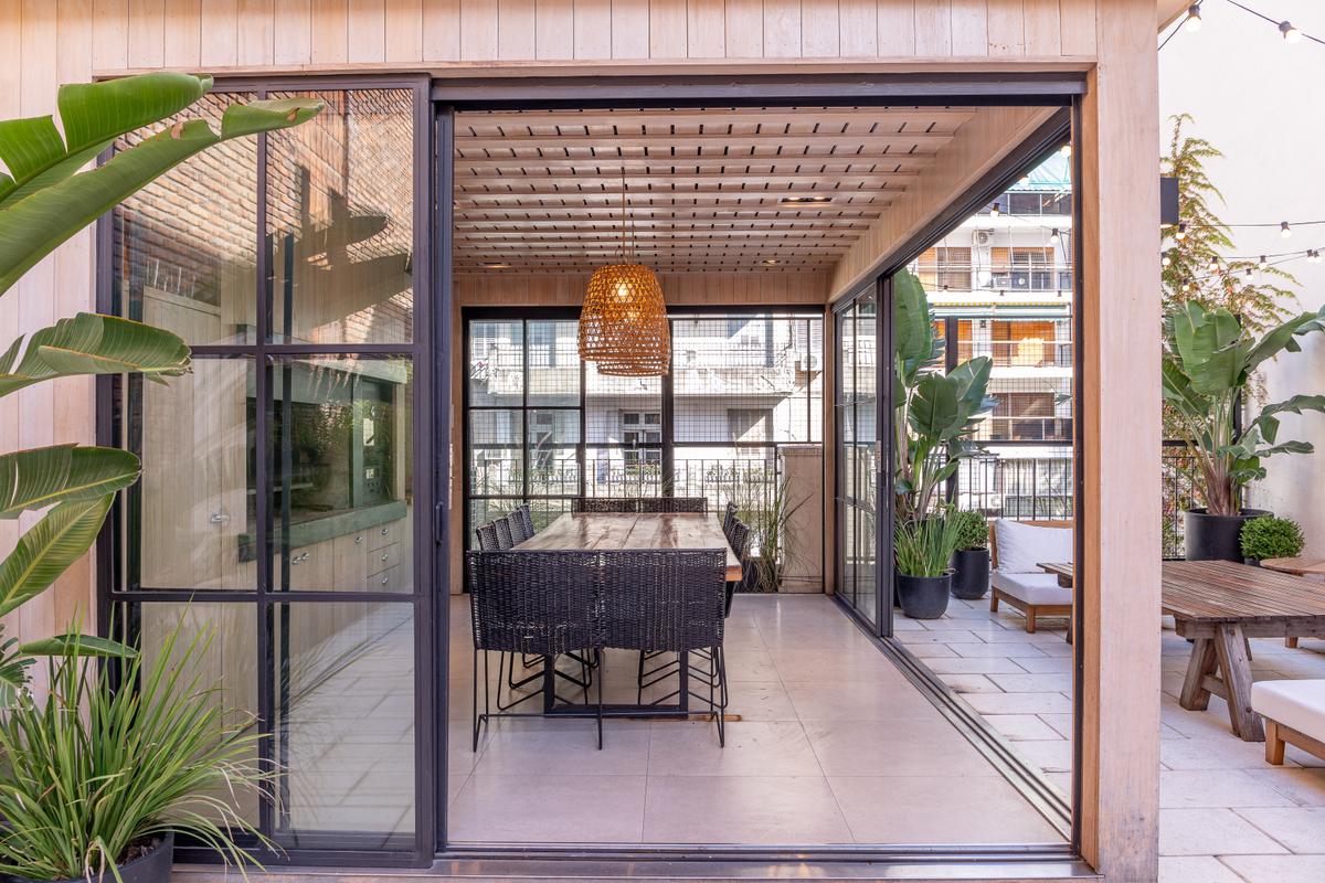 Sala de jantar semi-exterior moderna com muita luz natural e materiais nobres — projeto Terraza en la ciudad, por Casa Cunia, em CABA