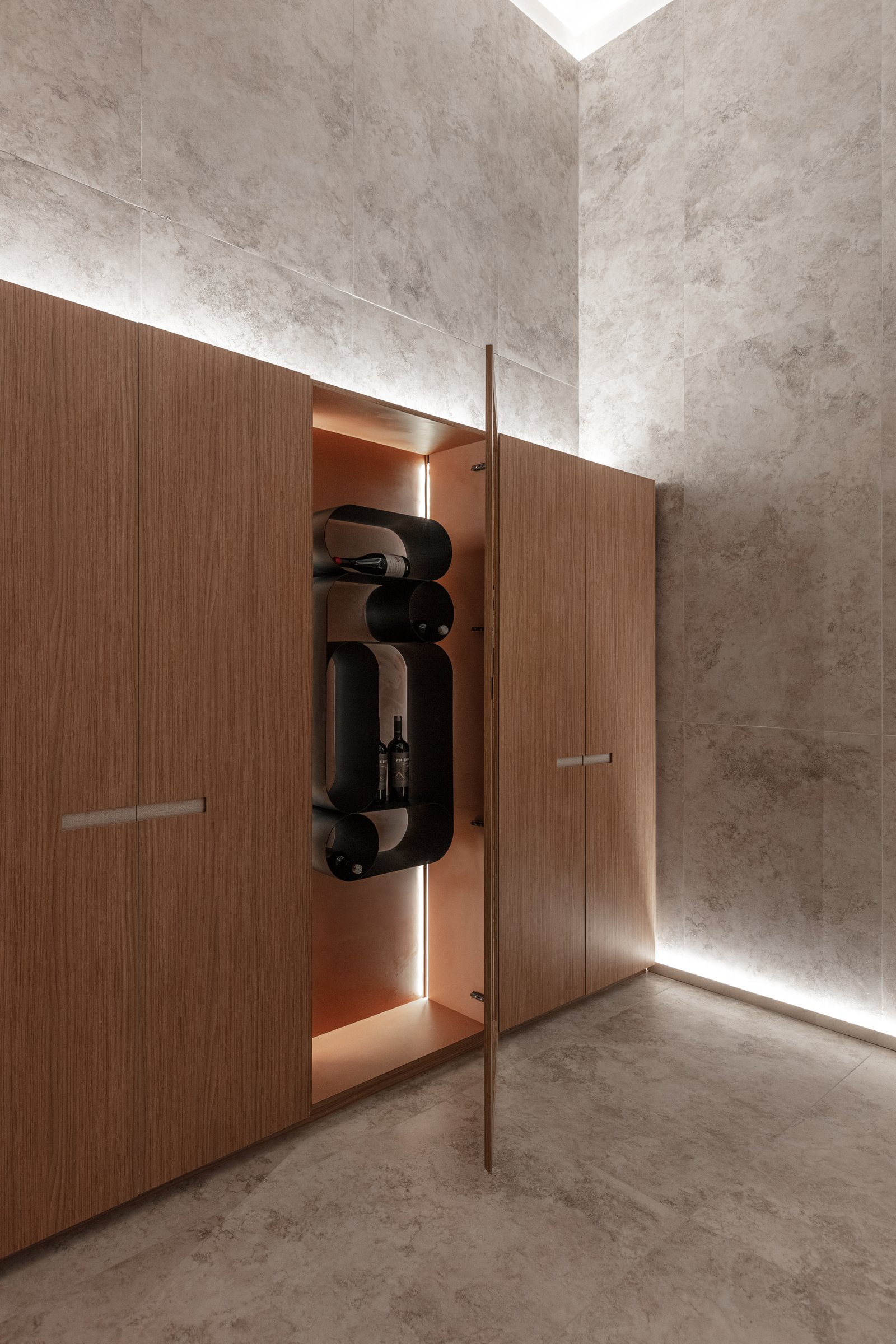 Mueble de madera moderno con cava de vinos y luz indirecta — proyecto Casa Foa 2025 | Degustando experiencias | Tasting experiences | Lucia Quinteros, por Ren Studio, en Cdad. Autó
