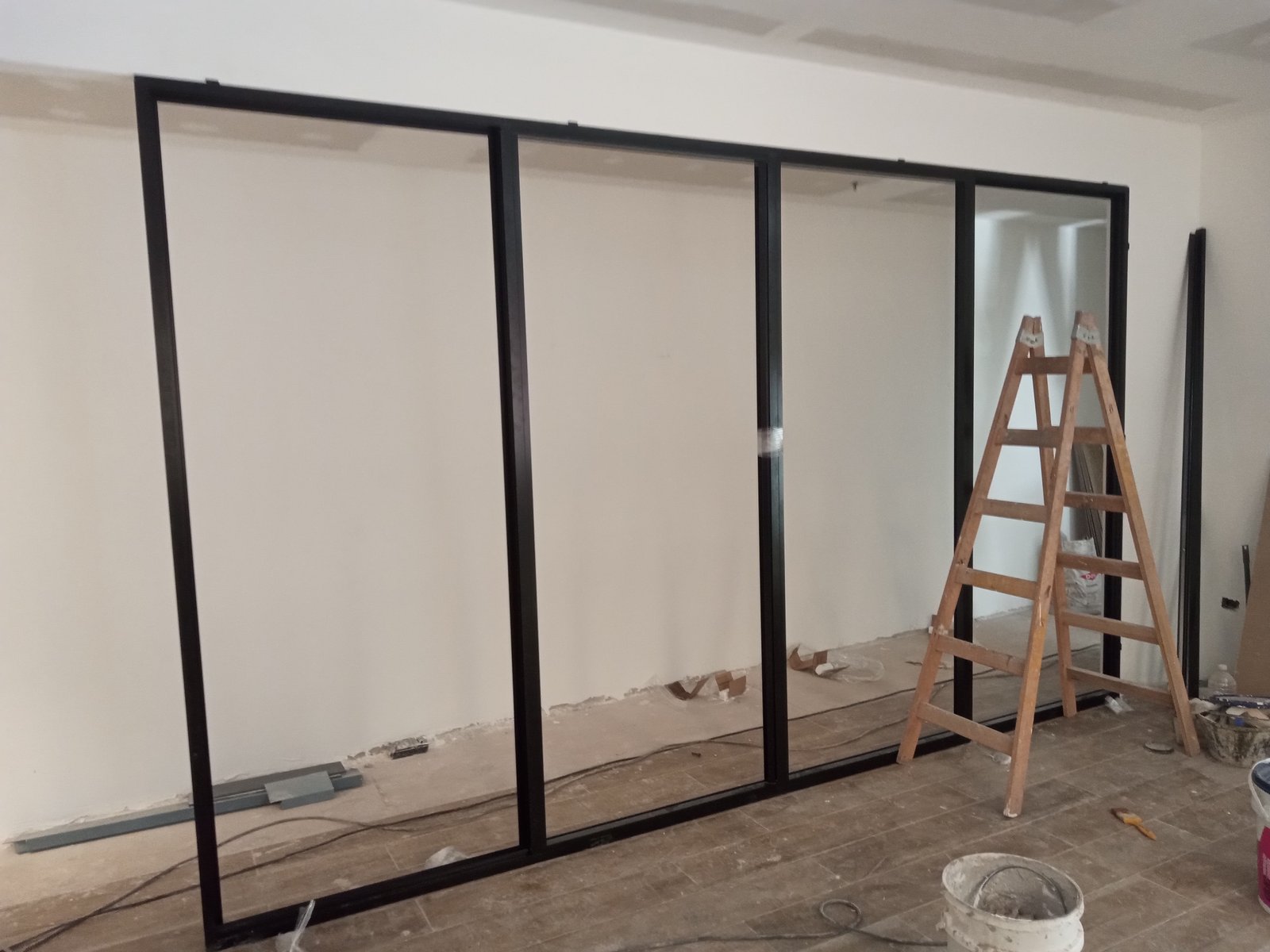 puertas corredizas de vidrio negro en construcción — proyecto Obra Mercedes Benz , por AberturasFortex , en Buenos Aires
