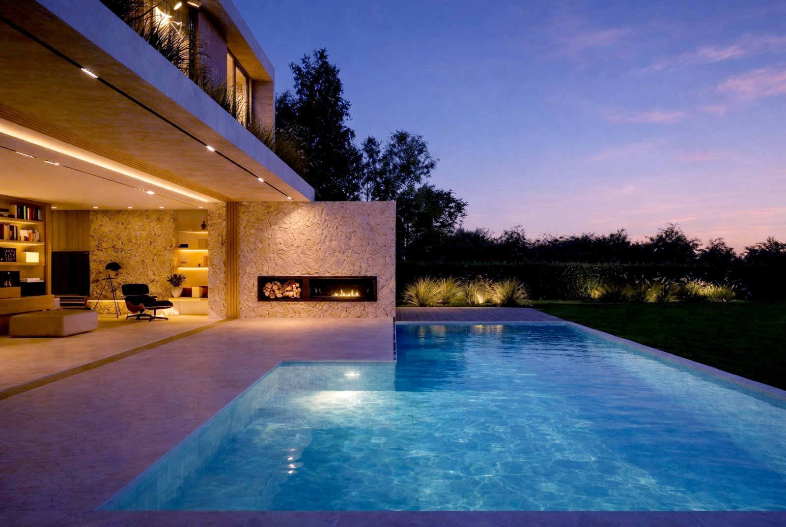 Piscina moderna con hogar exterior integrado y muebles blancos — proyecto Casa SC464, por EZ architects, en La Garza