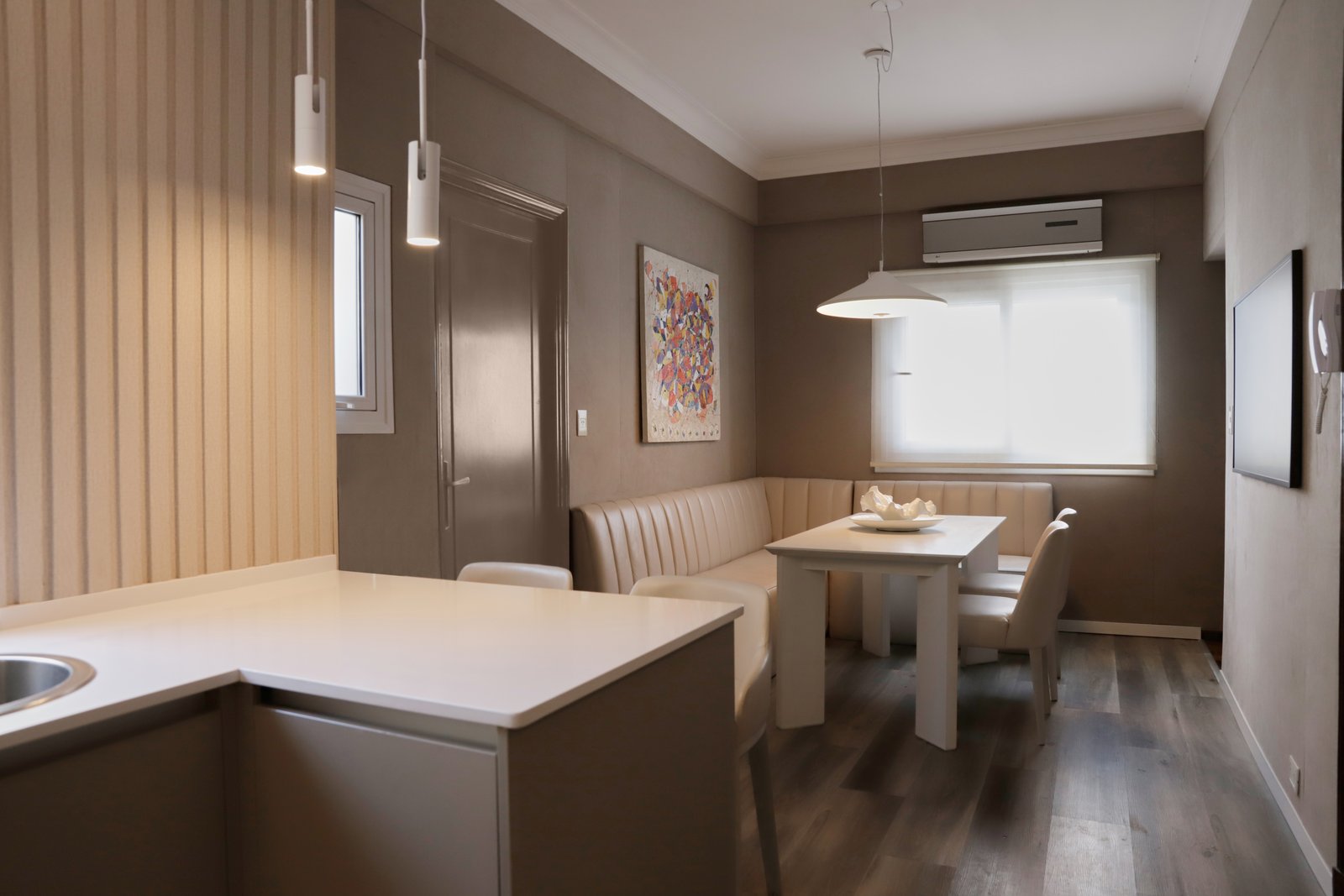 Comedor moderno con paneles verticales y lámparas colgantes — proyecto OBRA GUEMES, PALERMO, por MARCELO MAZZA, en Palermo