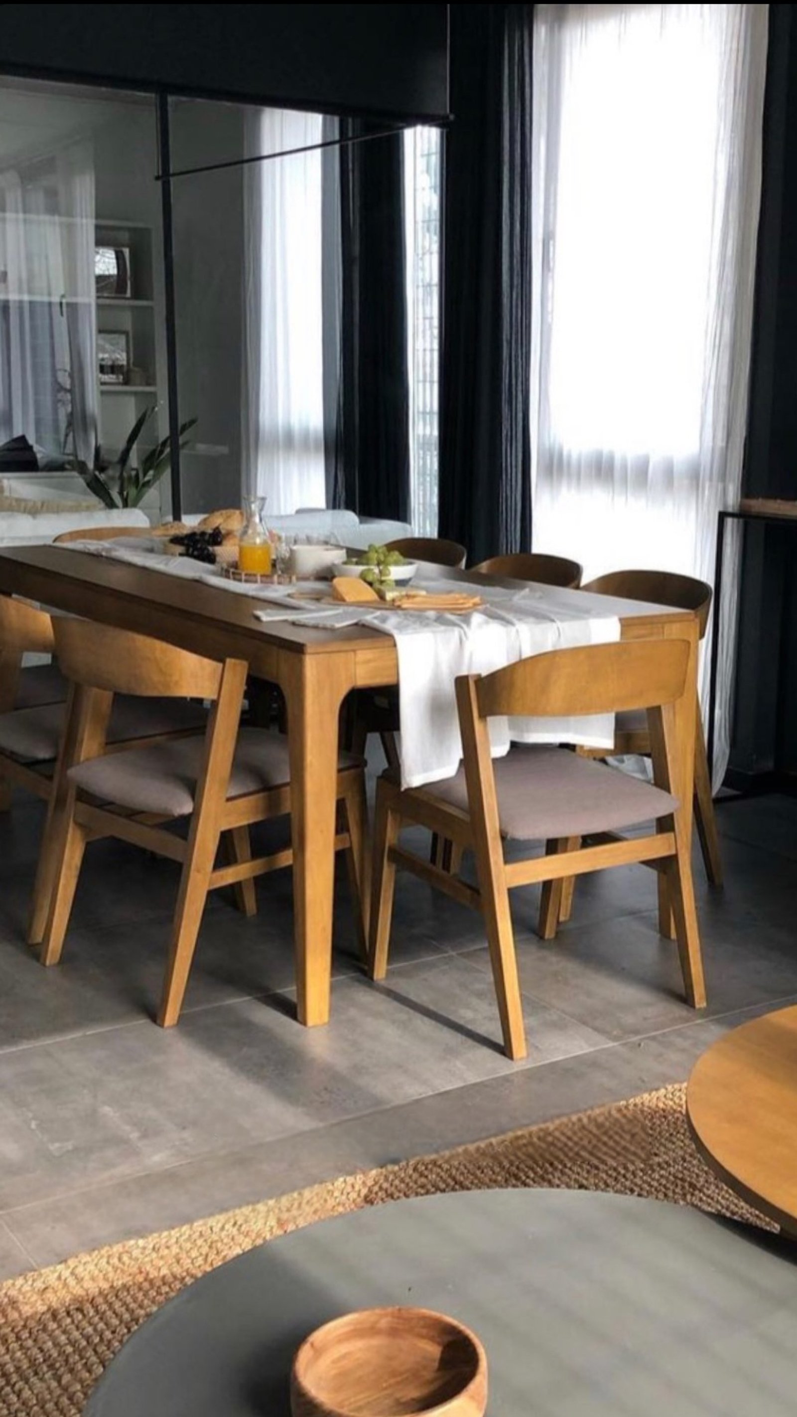 Sala de jantar escandinava moderna com piso de concreto e janelas grandes — projeto Teodoro, por Claraboia, em Belgrano R