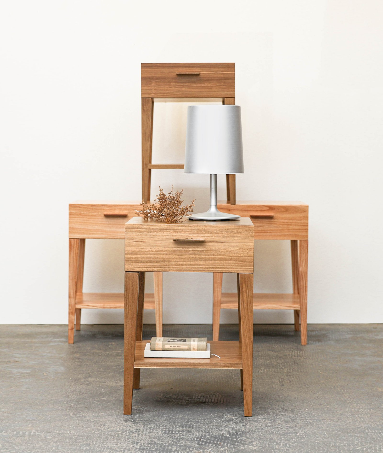 dos mesas de luz de madera modernas escalonadas — proyecto Dormitorio, por BLVD Furniture