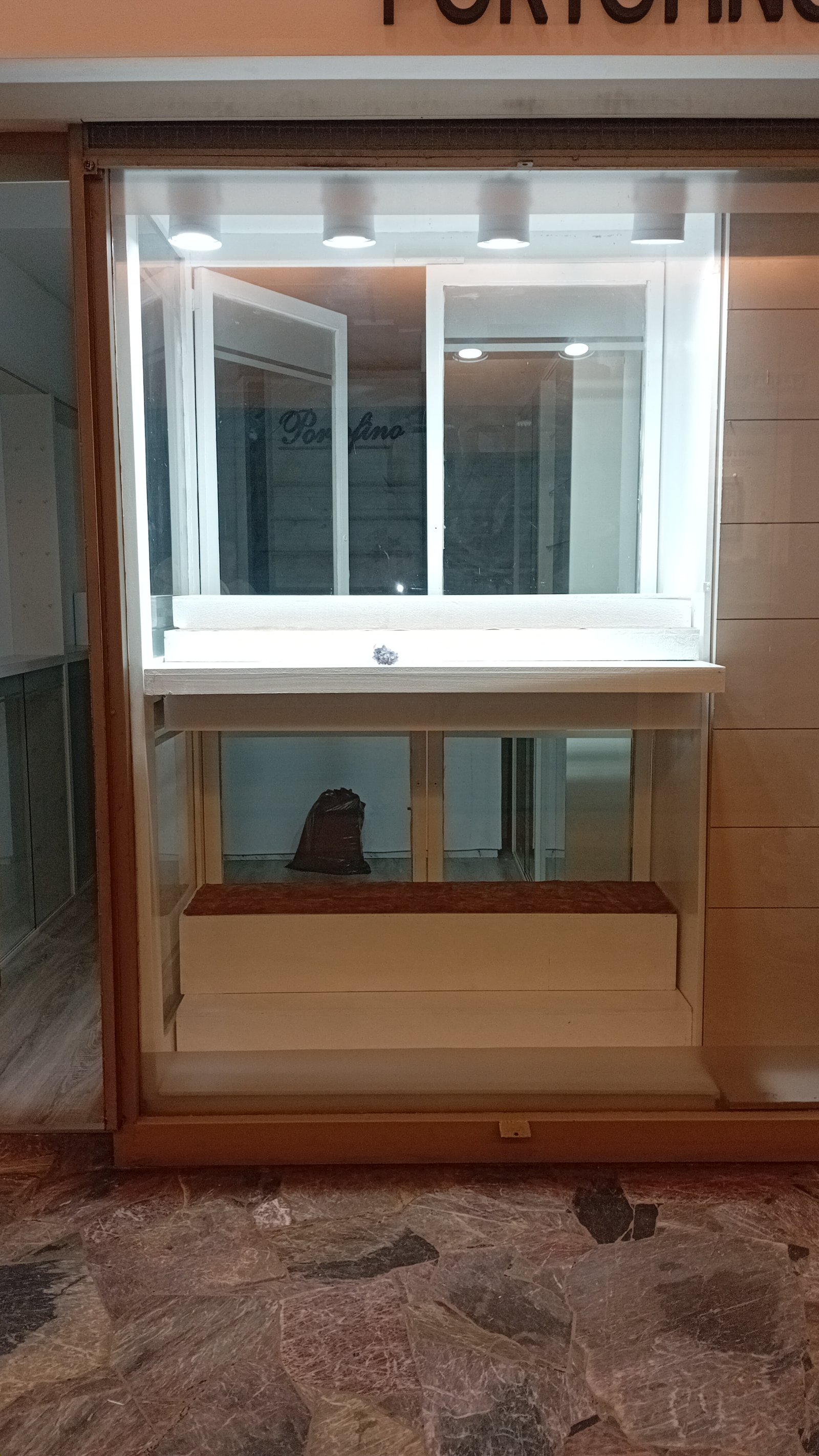 Vitrine comercial com objeto misterioso — projeto PORTOFINO JOYERIA, por Yamil Cerna, em Av. San Martín 1027