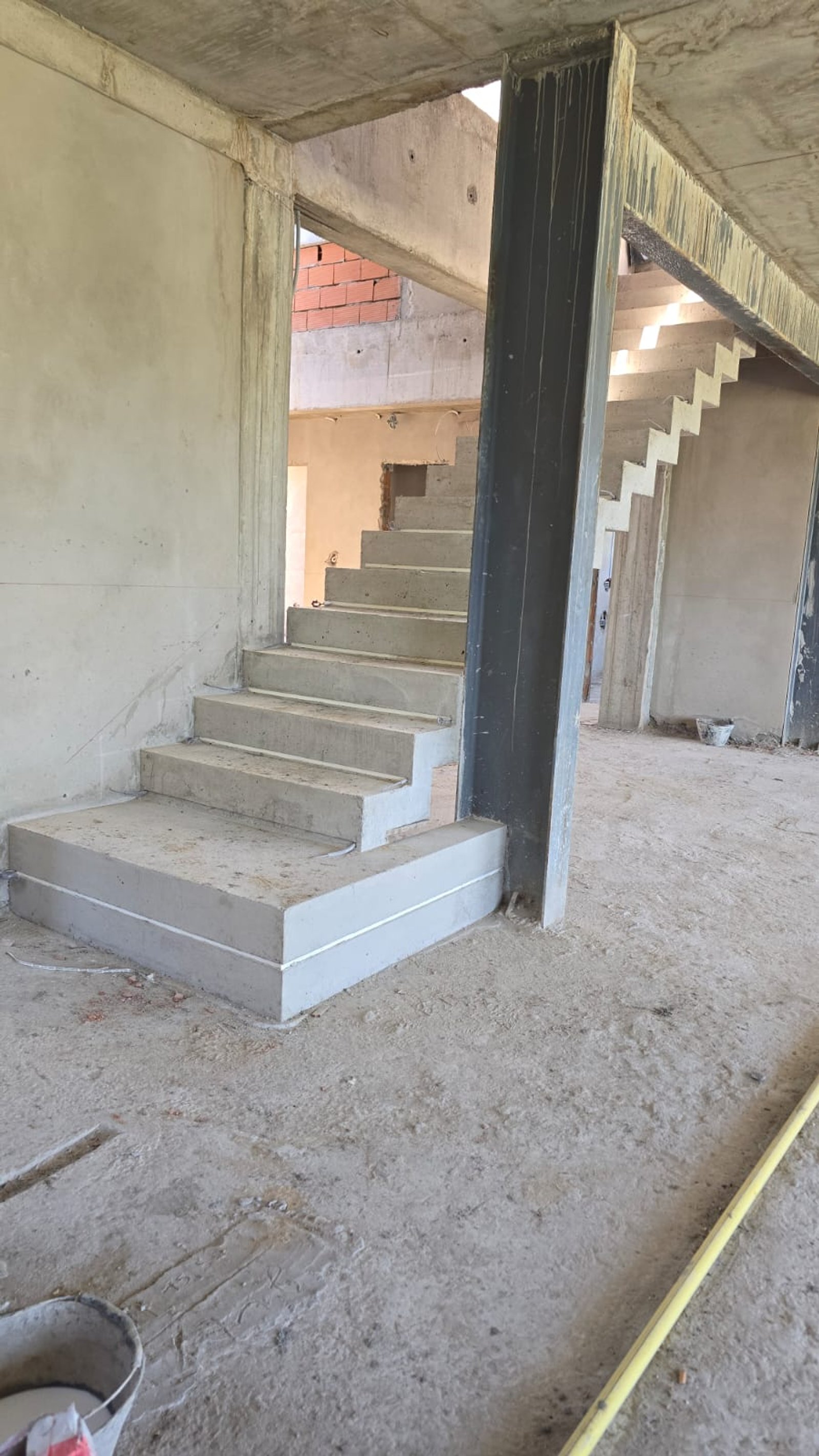 Escalera de concreto en obra con vigas de metal — proyecto Escalera de hormigon , por Di falco  construcciones , en C. Juan Díaz de Solís 6259