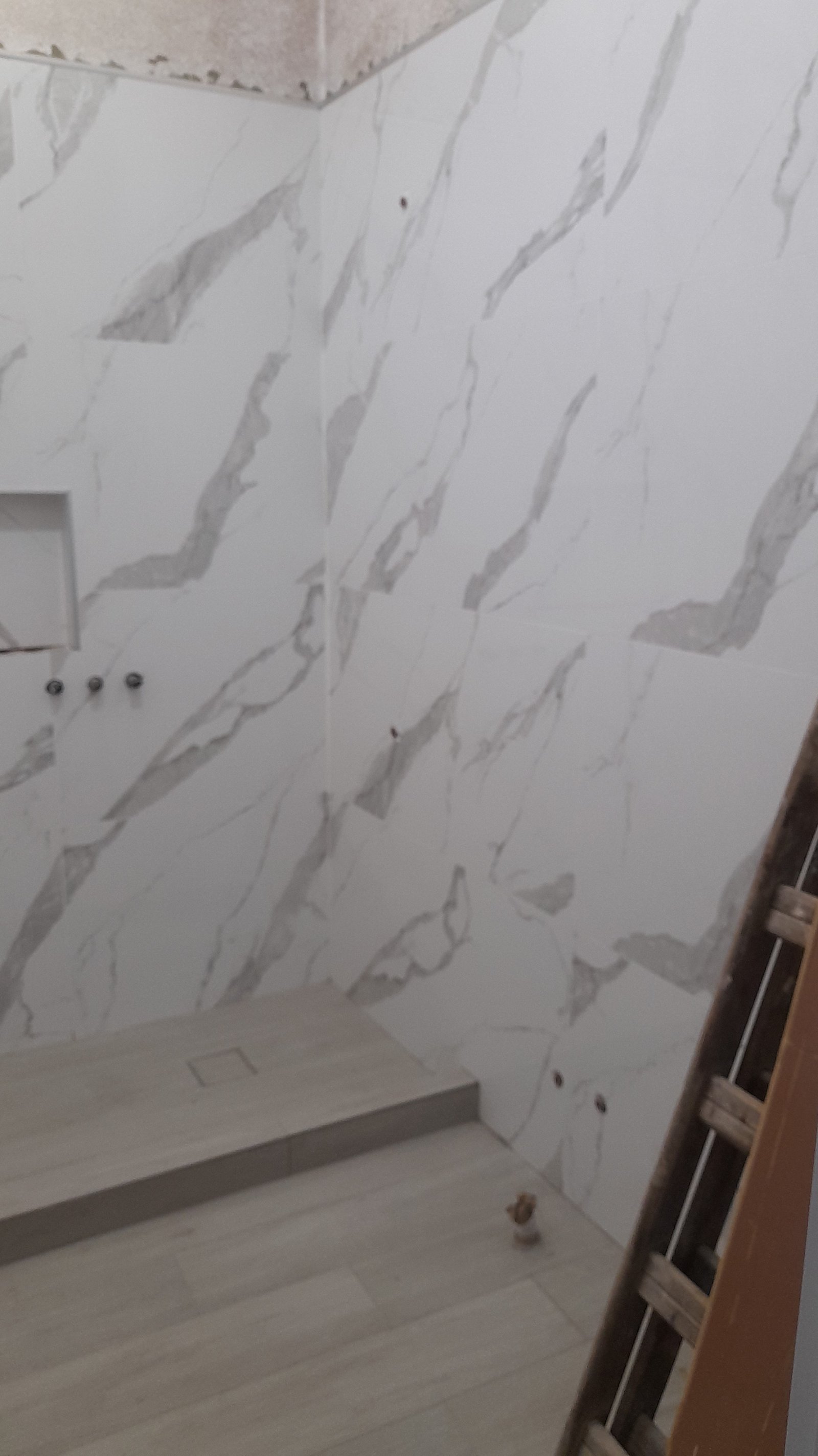Baño en construcción con mármol y suelo beige — proyecto Remodelación de baño, por CN Construcciones, en Alta Gracia