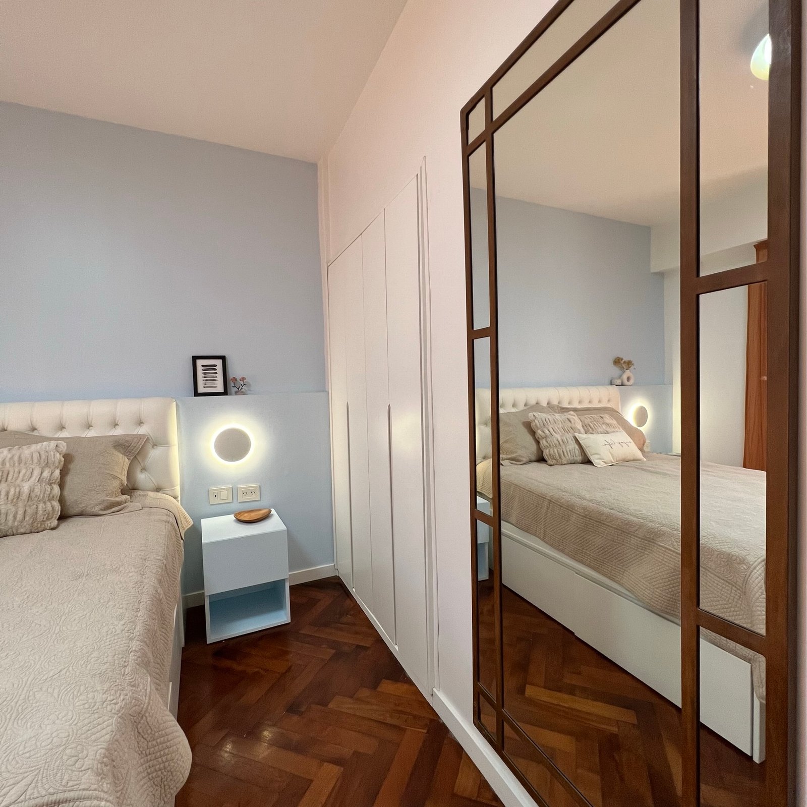 Quarto com duas camas, guarda-roupa espelhado e detalhes modernos — projeto Perón, por MDBK Arquitectura, em Barrio Norte