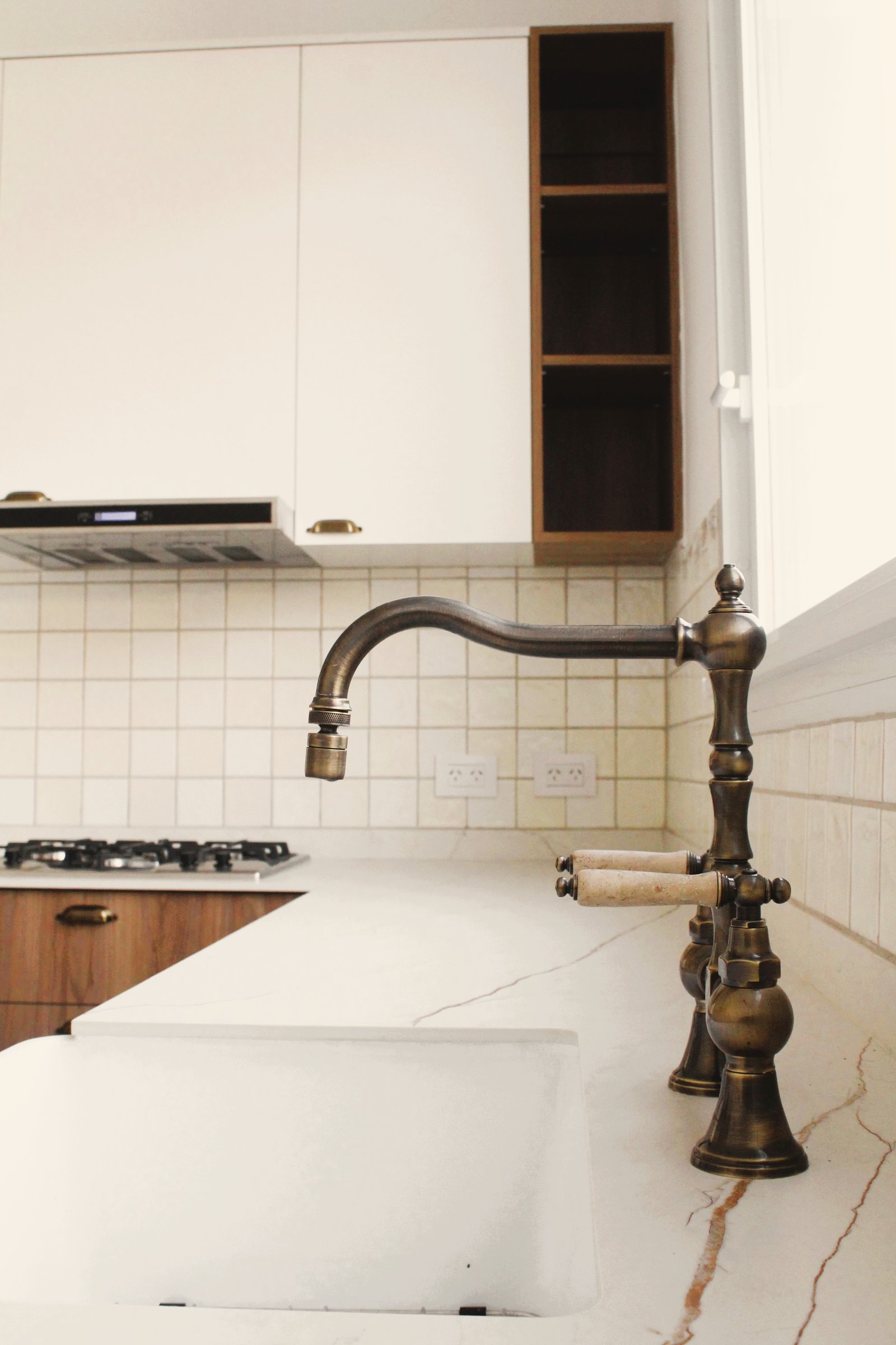 Cocina moderna con grifería antigua y detalles rústicos — proyecto CASA LA CASUALIDAD , por Estudio Grupo 32, en Pilar