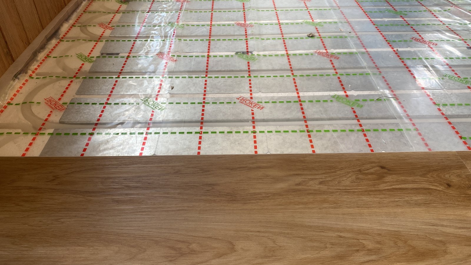 Instalación de piso flotante, piso de madera y capa protectora — proyecto Casa Fede, por TROKEN, en Neuquén