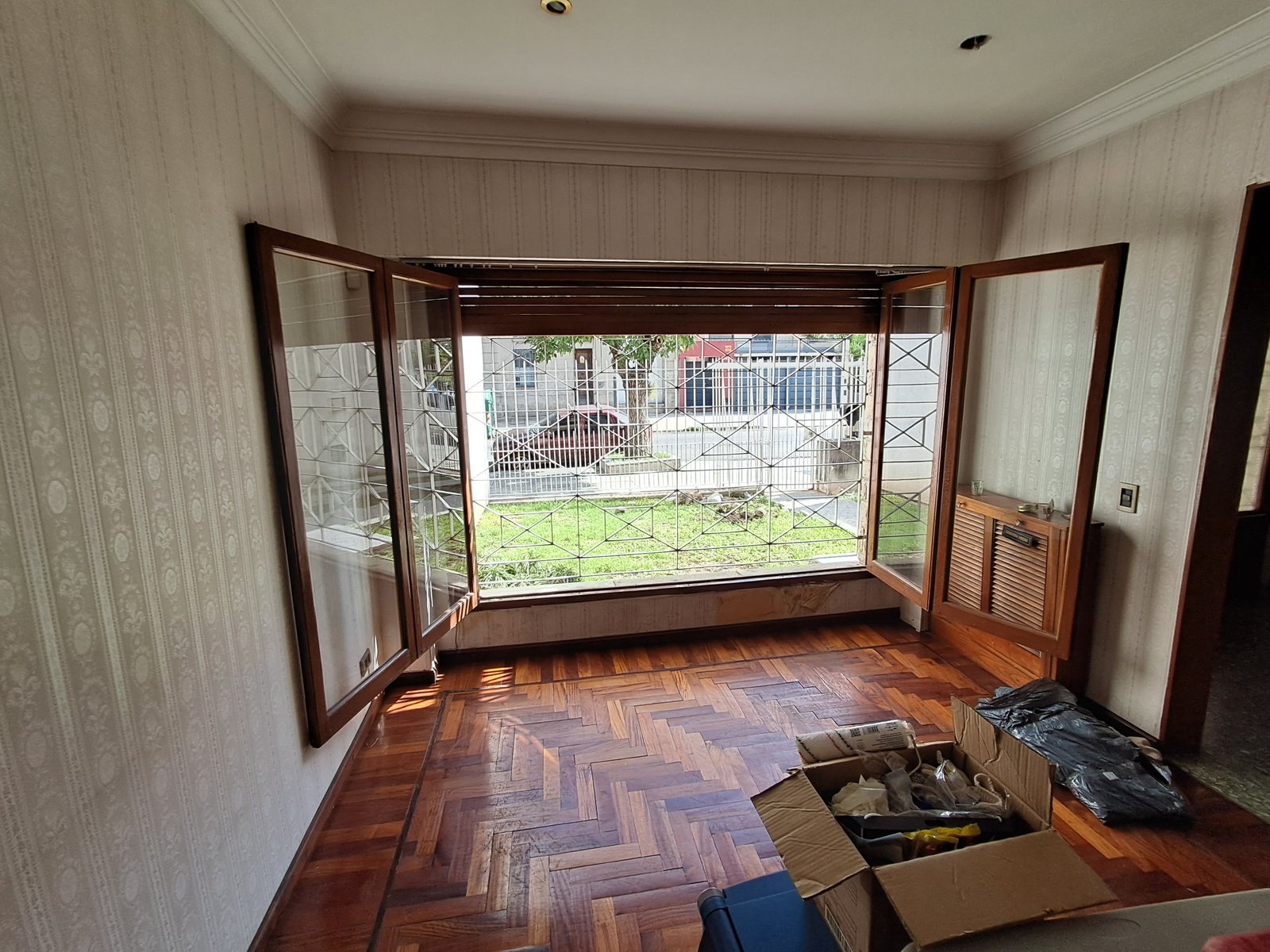 Sala de estar com amplas janelas e acabamentos clássicos — projeto REFACCIÓN SOLANO LOPEZ, por IRALA CONSTRUCCIONES, em Mariscal Francisco Solano López 3634